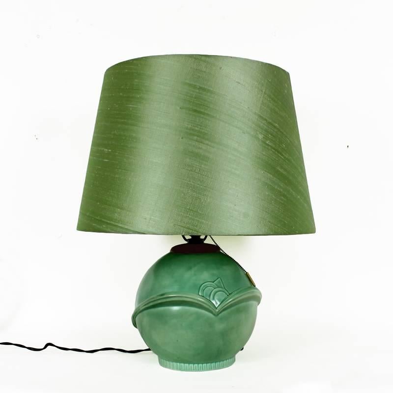 Art-déco-Tischlampe aus grüner Celadon-Keramik aus den 1930er Jahren – Tschechoslowakei (Emailliert) im Angebot