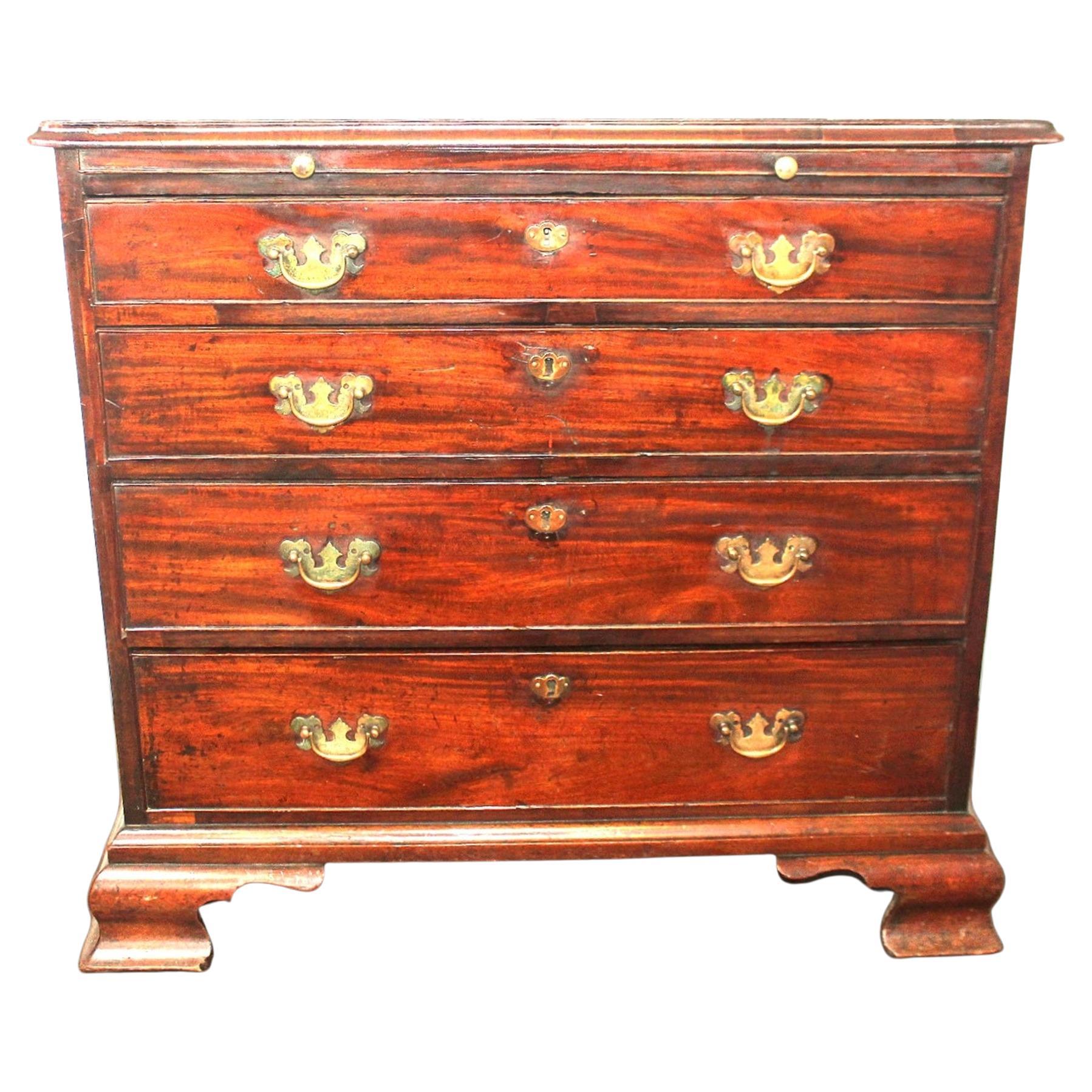 Cassettiera in mogano di Giorgio II, circa 1730 - Piedi originali a Ogee e spazzolatura