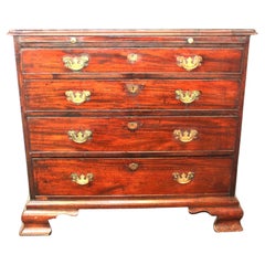Cassettiera in mogano di Giorgio II, circa 1730 - Piedi originali a Ogee e spazzolatura