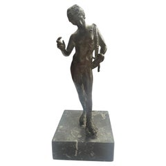 Bronce napolitano del «Grand Tour» del siglo XIX representando a Narciso sobre una base de mármol fósil