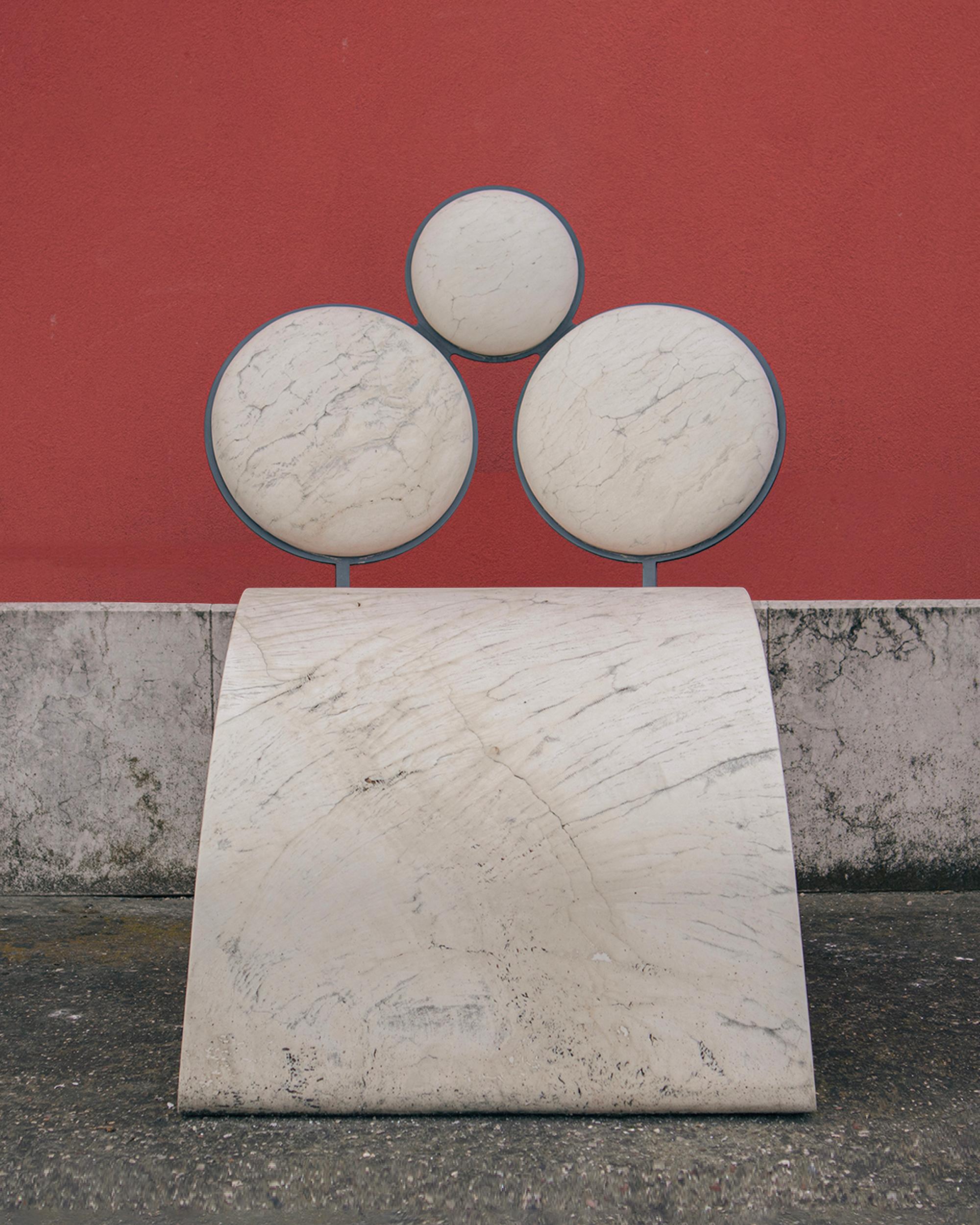 Serenidad y paz son las emociones que transmite este lujoso asiento de mármol. Duna aporta una sensación de paz a todo el entorno donde se coloca. Su diseño único hace que se adapte a cualquier tipo de decoración, desde la más minimalista a la más