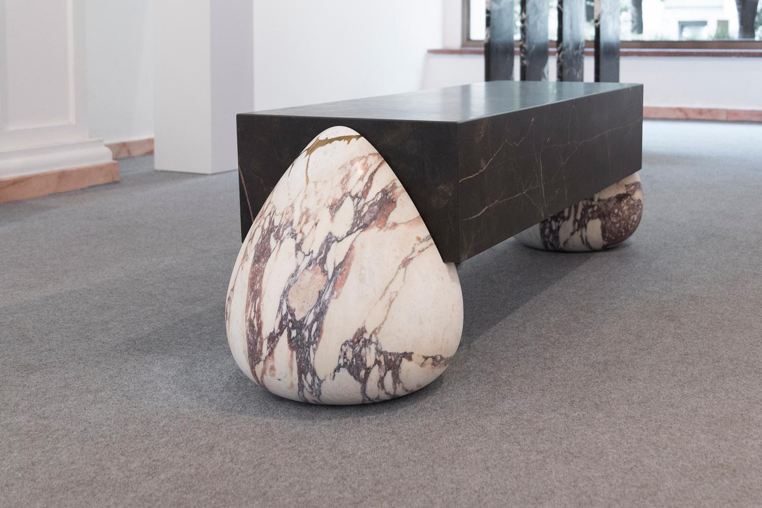 Lassen Sie sich von den Formen und MATERIALEN von Flint begeistern. Die natürlichen, aber dennoch unterschiedlichen MATERIALIEN von Flint haben offensichtlich viele Elemente gemeinsam: Holz und Marmor vermitteln dank der Formen, Farben, Texturen und