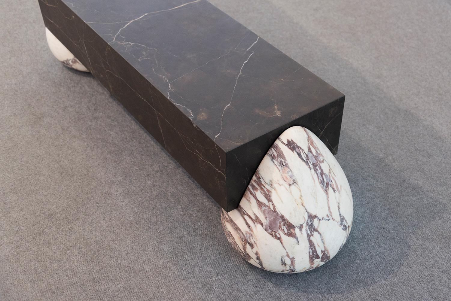 Sitzbank aus Marmor Sahara Noir & Calacatta Macchia Vecchia Flint von Serafini (Moderne) im Angebot