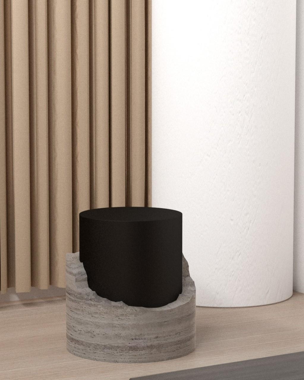 L'équipe de design de Serafini a conçu ce produit pour unir différents matériaux d'une manière à la fois dure et belle. Ce tabouret est un petit produit avec un énorme élément de rupture. Fabriqué en métal et en marbre, il véhicule des sentiments de