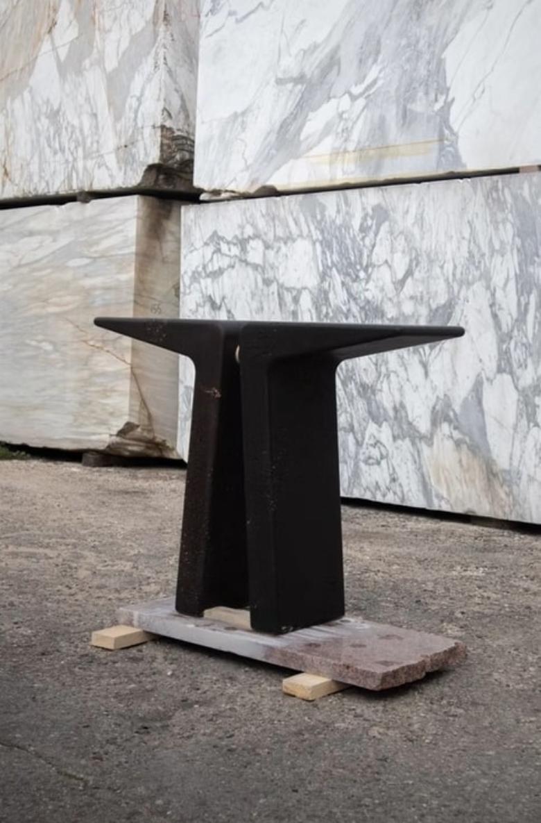 Fabriqué à partir de la Nature, élevé par le Design. Fabriquée à la main en pierre de lave massive et enrichie de détails en laiton doré, la console Wing illustre l'harmonie entre la matière brute et l'artisanat méticuleux. Hervé Langlais canalise