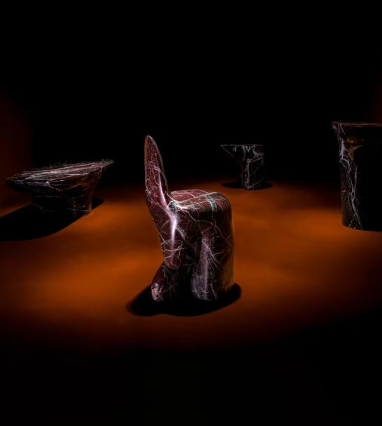 Un équilibre entre poids et légèreté. Avec sa silhouette fluide et enveloppante, la chaise Silhouette semble défier la gravité. Le design équilibre volumes pleins et surfaces légères, créant ainsi un objet fonctionnel qui est aussi une œuvre d'art.