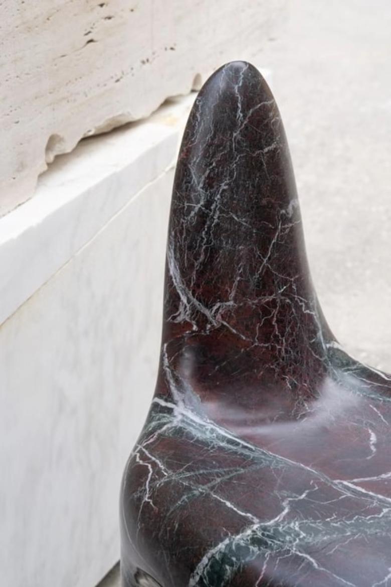 italien Chaise en marbre Morphe par Serafini en vente