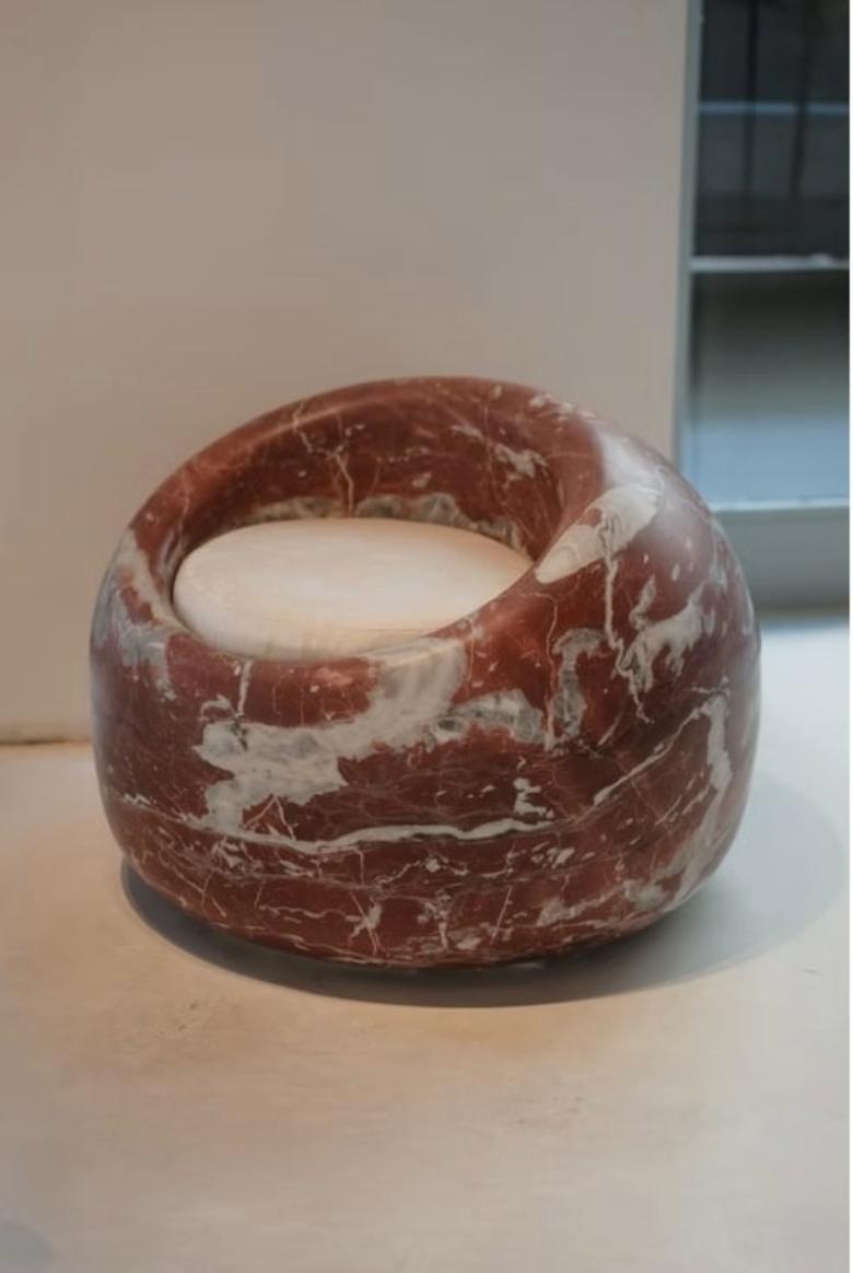 Una forma orgánica que desafía las expectativas. Con sus suaves curvas y su silueta ergonómica, el sillón Gesto desafía la percepción convencional del mármol. La interacción entre cortes afilados y líneas fluidas hace que la pieza parezca en