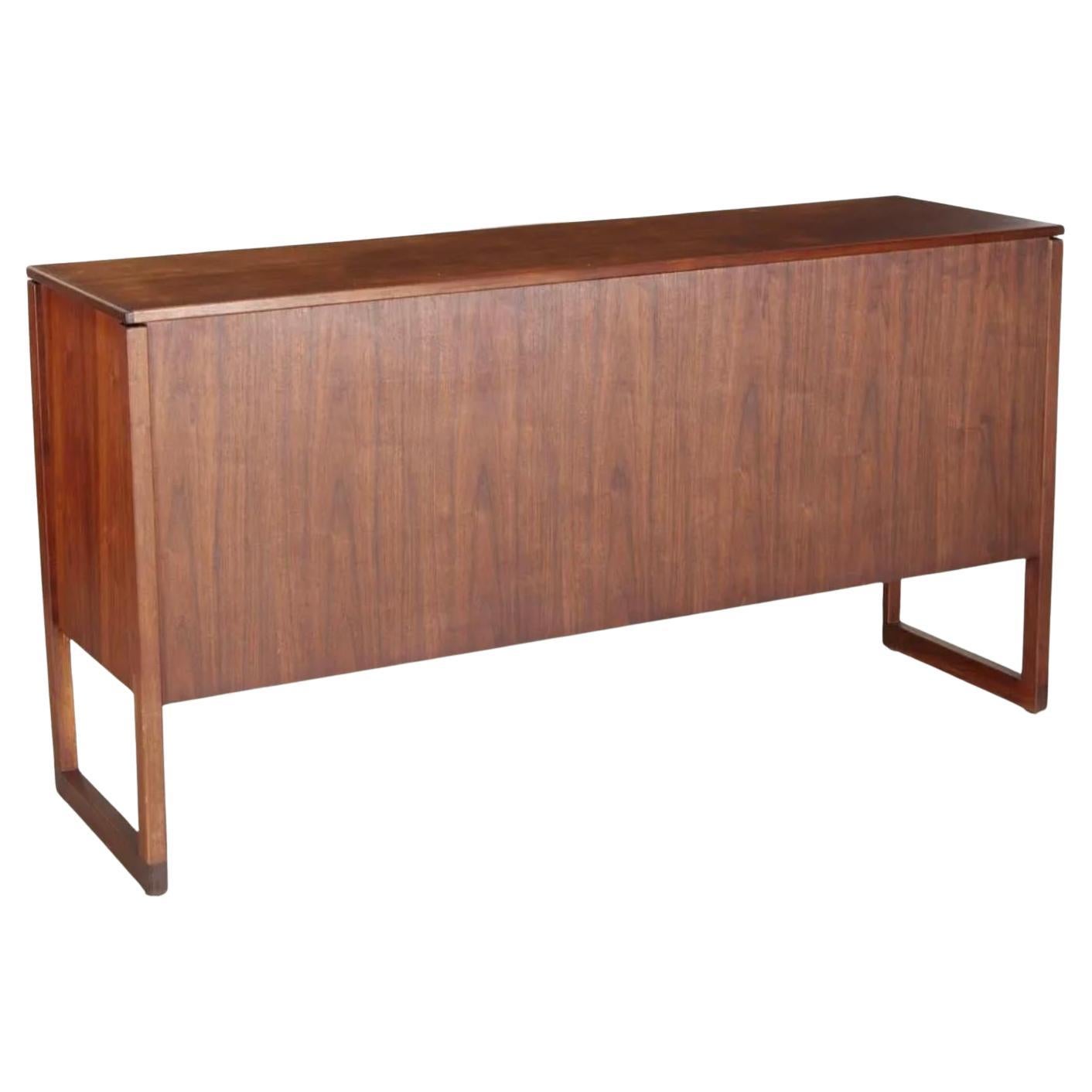 Mid century American Modern Walnut 8-Drawer Dresser by Jens Risom In Good Condition For Sale In Brooklyn, NY