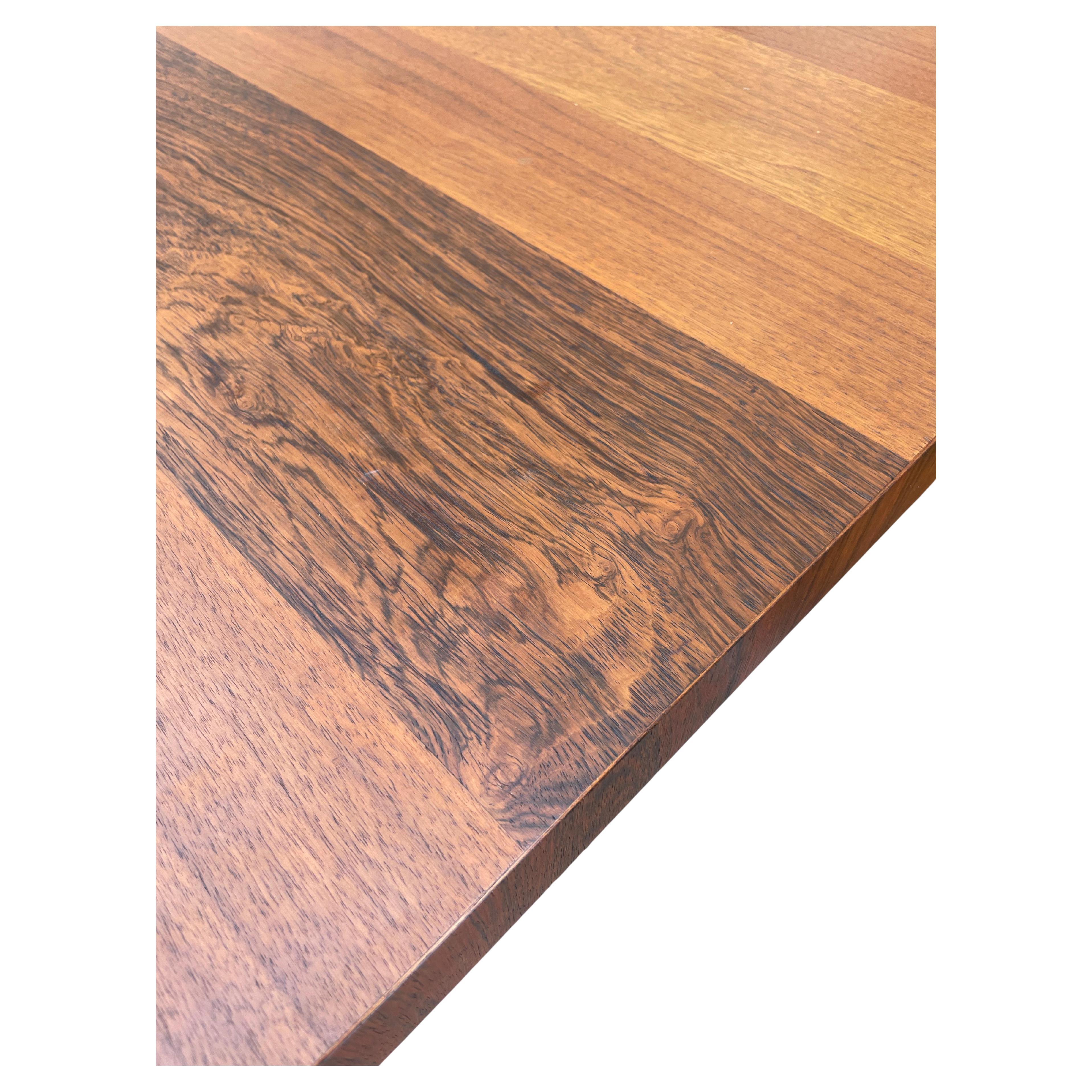 Table de salle à manger de style danois américain du milieu du siècle dernier par Milo Baughman. Magnifique table en placage tri-bois fabriquée aux Etats-Unis. Superbe table en teck, palissandre et noyer. Fabriqué vers 1960, les pieds sont en bois