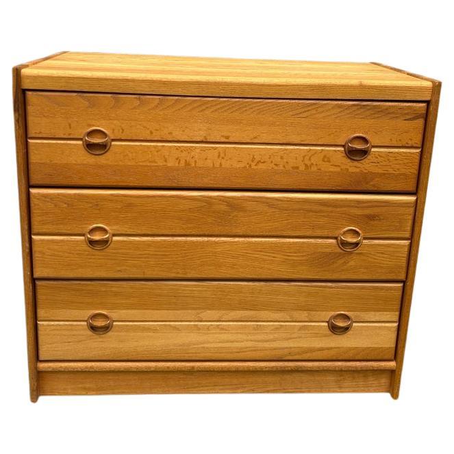Pareja de cómodas de 3 cajones de roble macizo de la modernidad danesa de mediados de siglo Dinamarca Moderno de mediados de siglo en venta