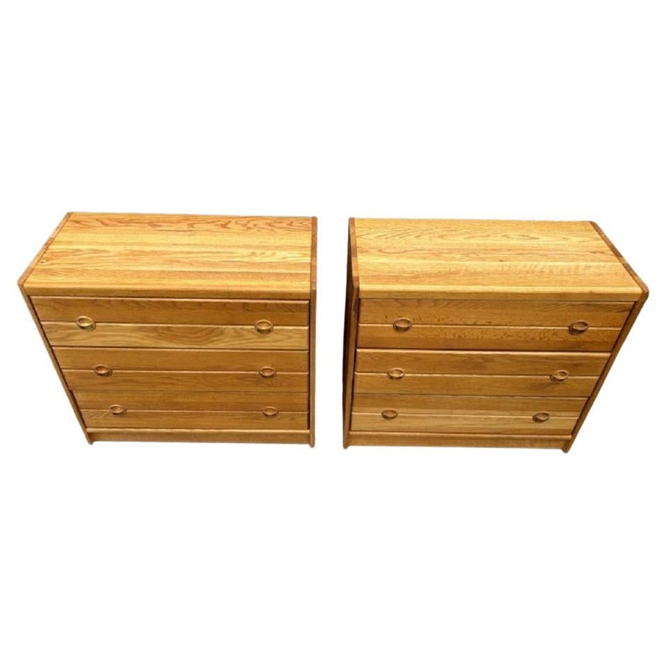 Preciosa pareja de cómodas modernas danesas de mediados de siglo de tres cajones de roble macizo. Gran diseño sencillo y gran estado vintage: limpio por dentro y por fuera. Los cajones se deslizan suavemente sobre guías metálicas. Gran veta de