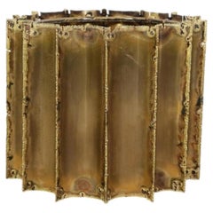 Mesa baja Brutalista de latón y cristal, moderna de mediados de siglo, de Tom Greene