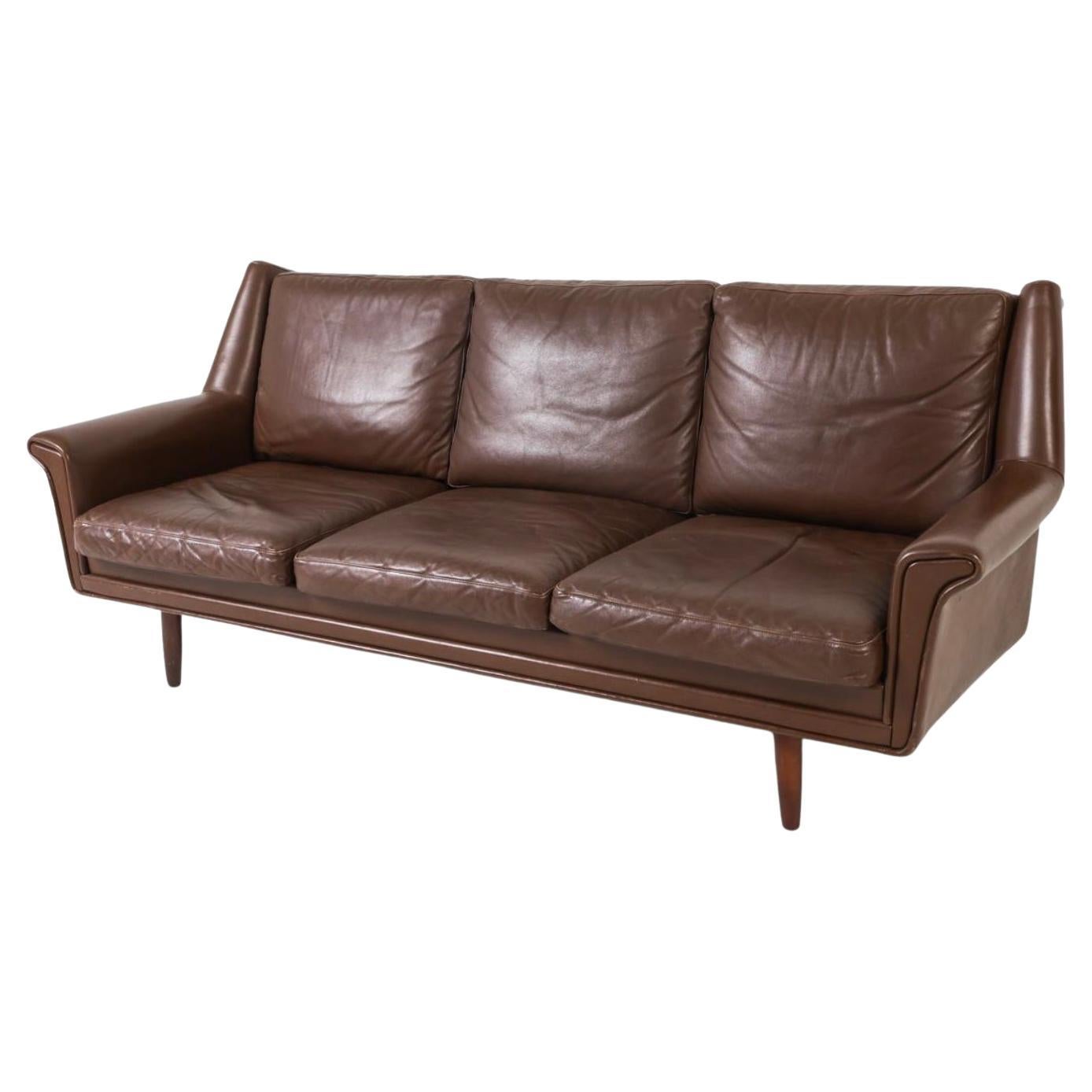 Scandinave moderne Canapé en cuir bas Brown de style scandinave danois moderne du milieu du siècle dernier en vente