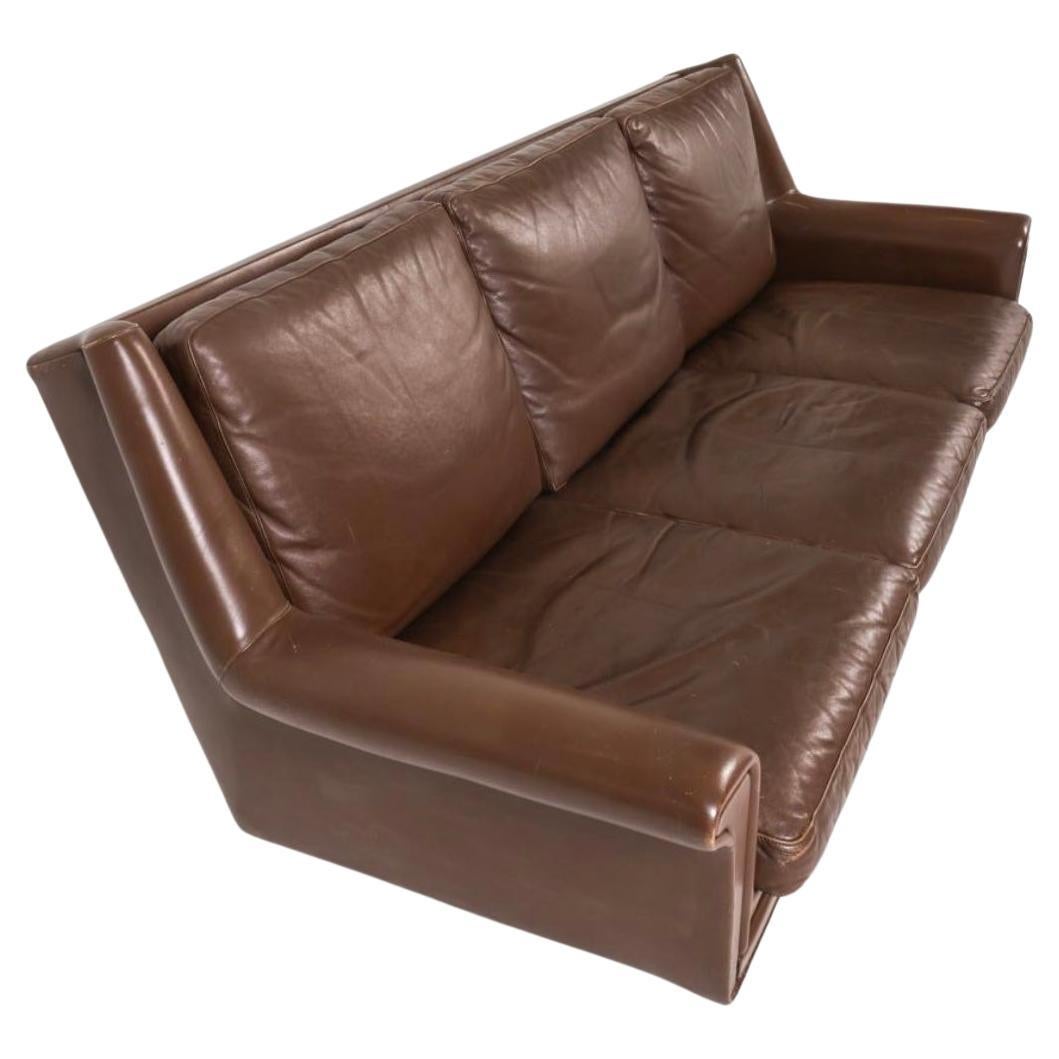 The Modern Scandinavian Scandinavian Danish Modern canapé en cuir bas marron dans le style de Georg Thams. Canapé 3 places au design et à la forme étonnants, reposant sur 4 pieds effilés en bois de teck. Bon état vintage prêt à l'emploi.