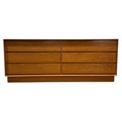 Cómoda larga de 6 cajones de teca moderna danesa de mediados de siglo de Art Furn