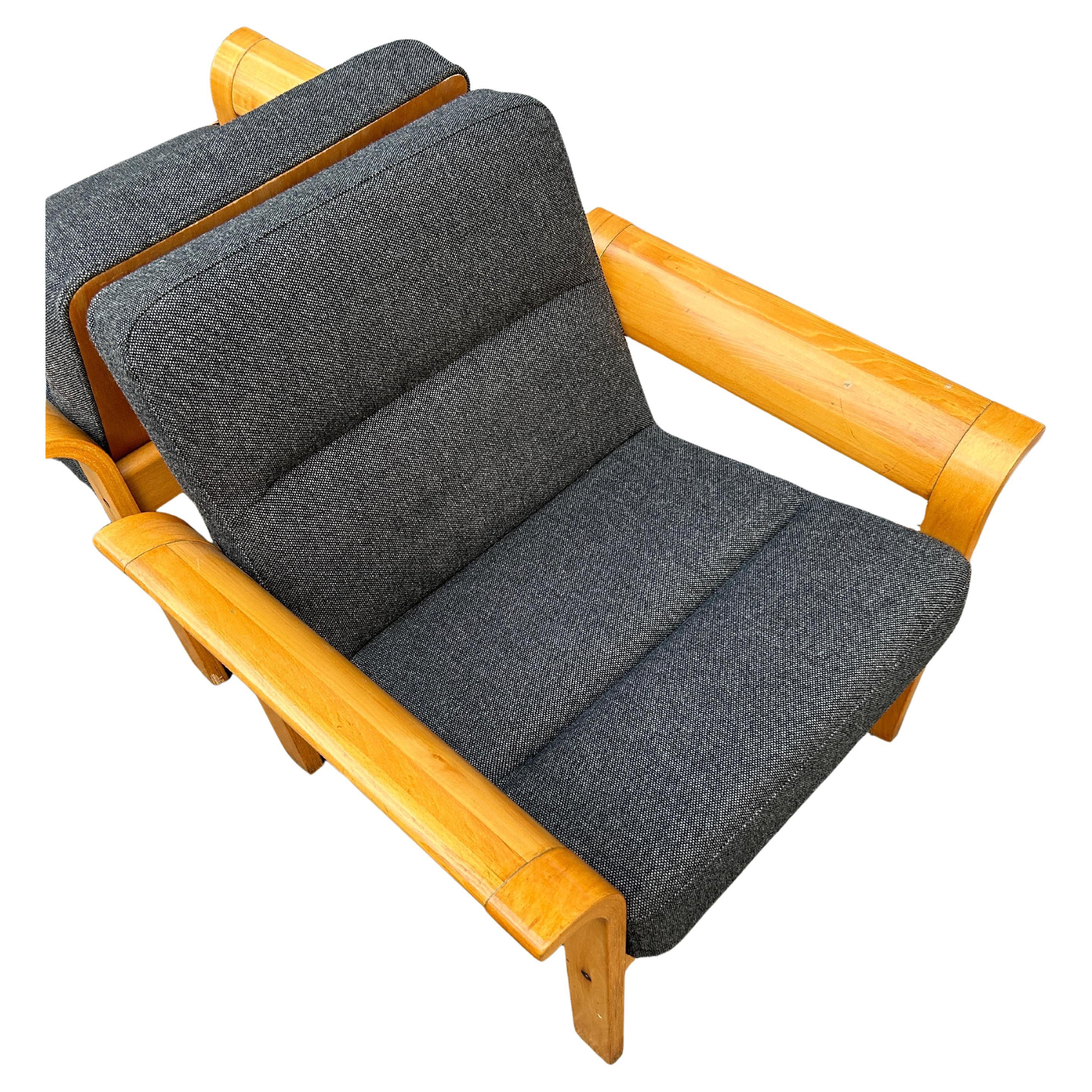 Woodwork Pair of Danish modern Mid-Century Lounge Chairs Blonde Bentwood Arms For Sale