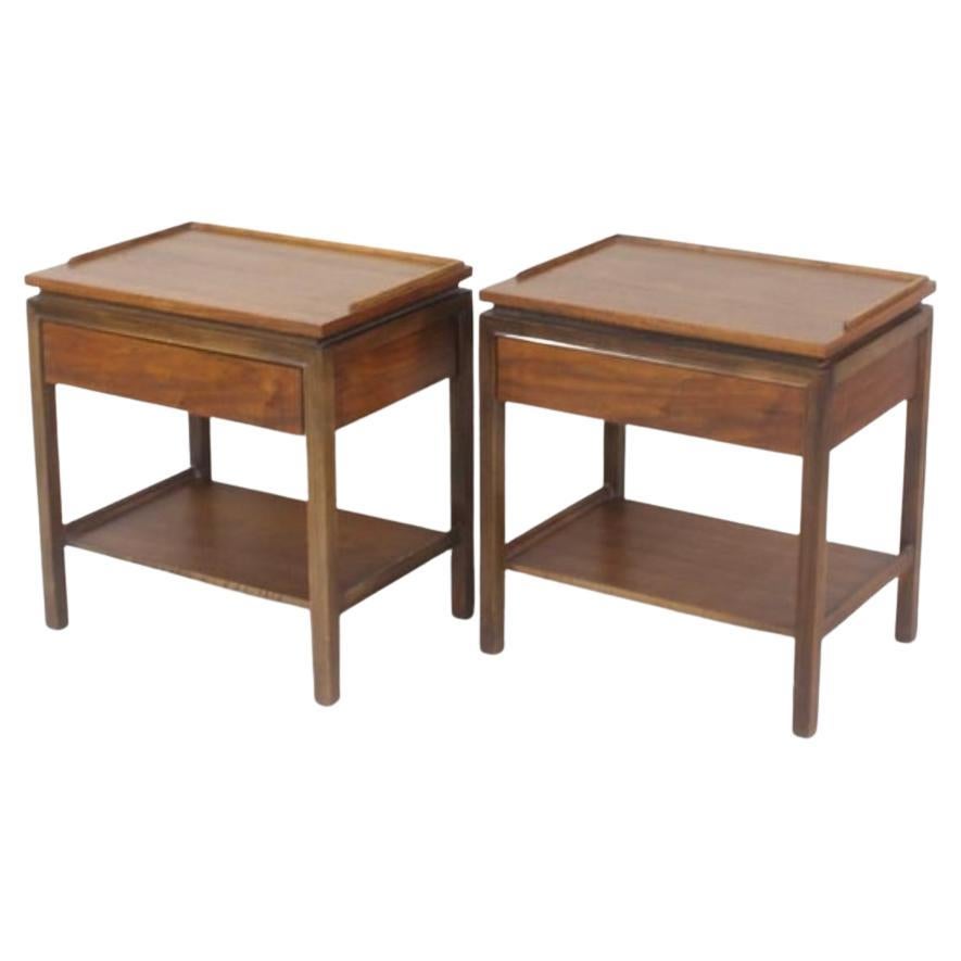 Coppia di comodini o comodini a un cassetto minimalisti del Mid Century Modern. Hanno un design molto minimale realizzato in legno di Wood. Bel labbro intorno alla parte superiore. Realizzato negli Stati Uniti nel 1960 circa. Pronto all'uso. 

È