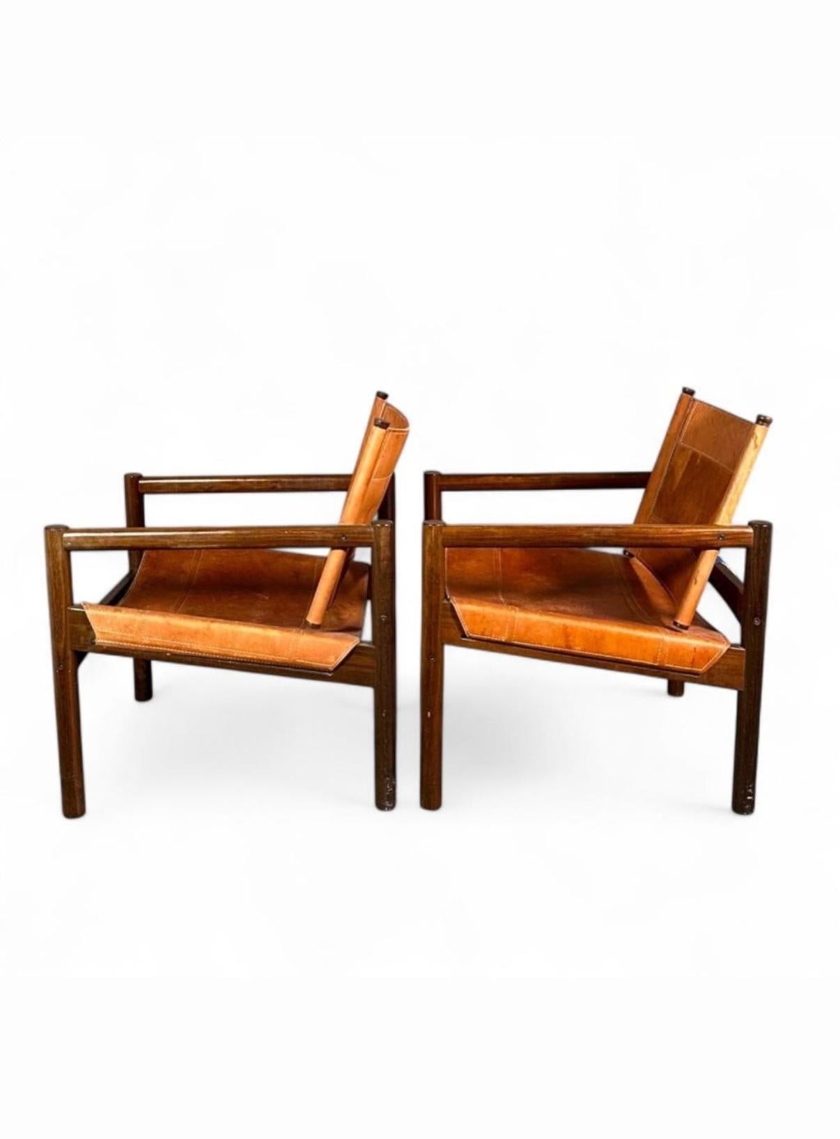 Brésilien Paire de chaises de salon Safari Sling en cuir brésilien du milieu du siècle Michel Arnoult en vente