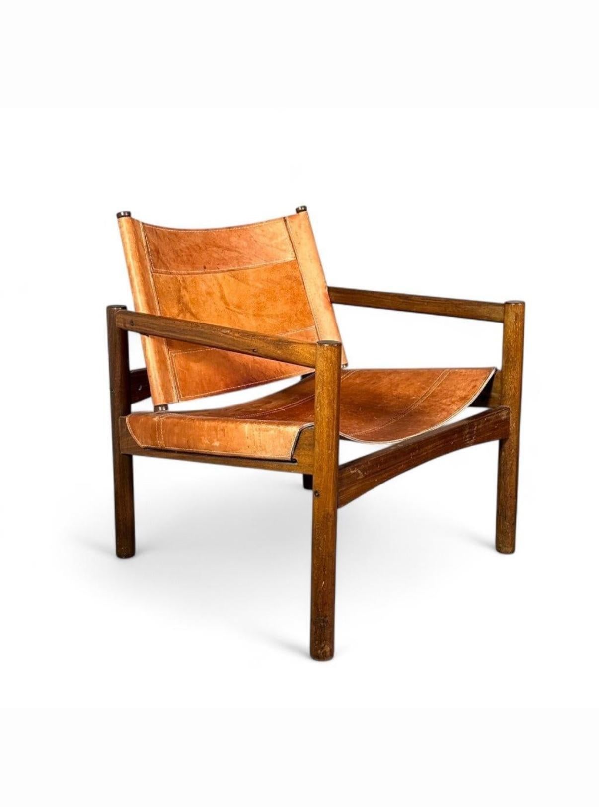 Travail du bois Paire de chaises de salon Safari Sling en cuir brésilien du milieu du siècle Michel Arnoult en vente