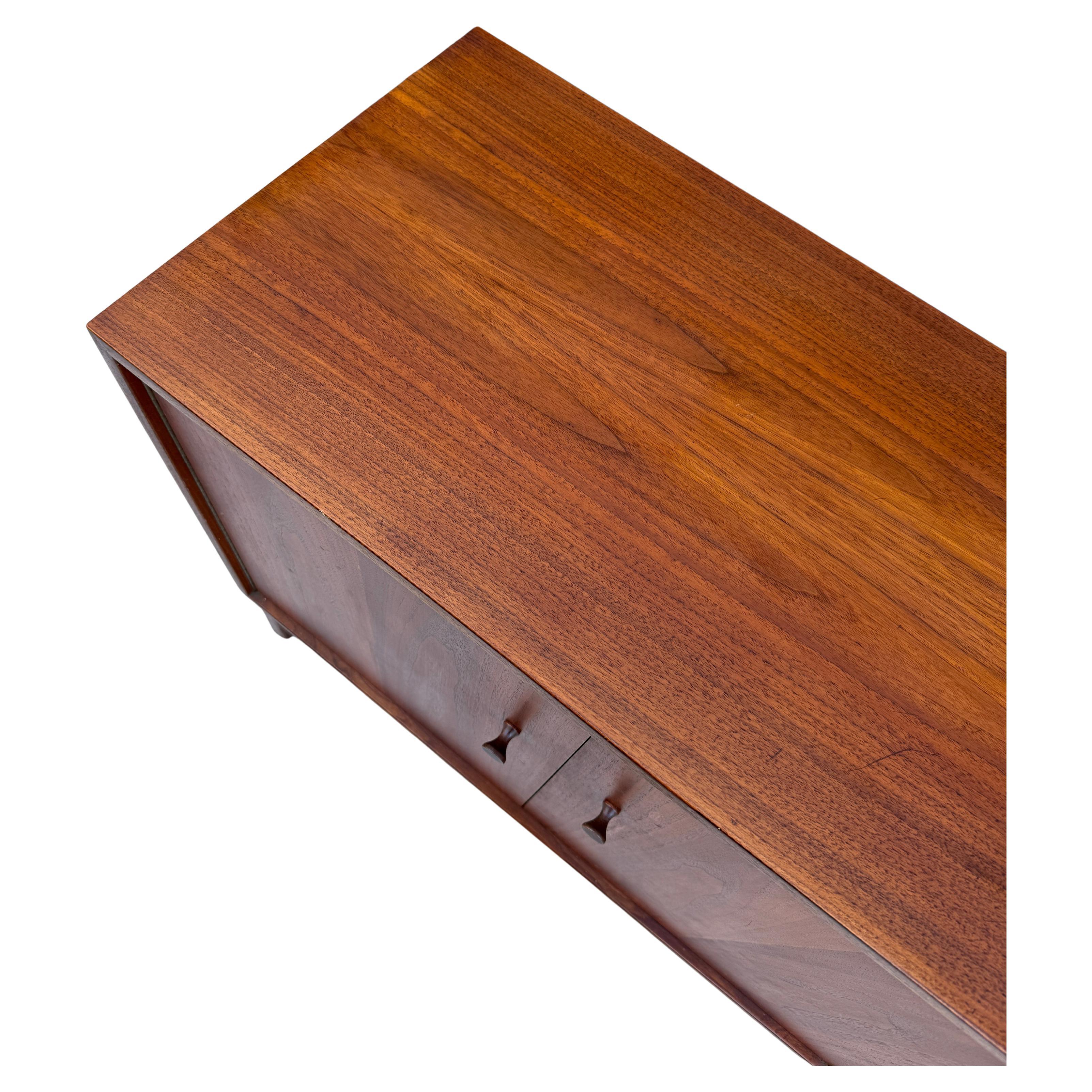 Falegnameria Credenza in noce Studio A di metà secolo di Richard Artschwager in vendita