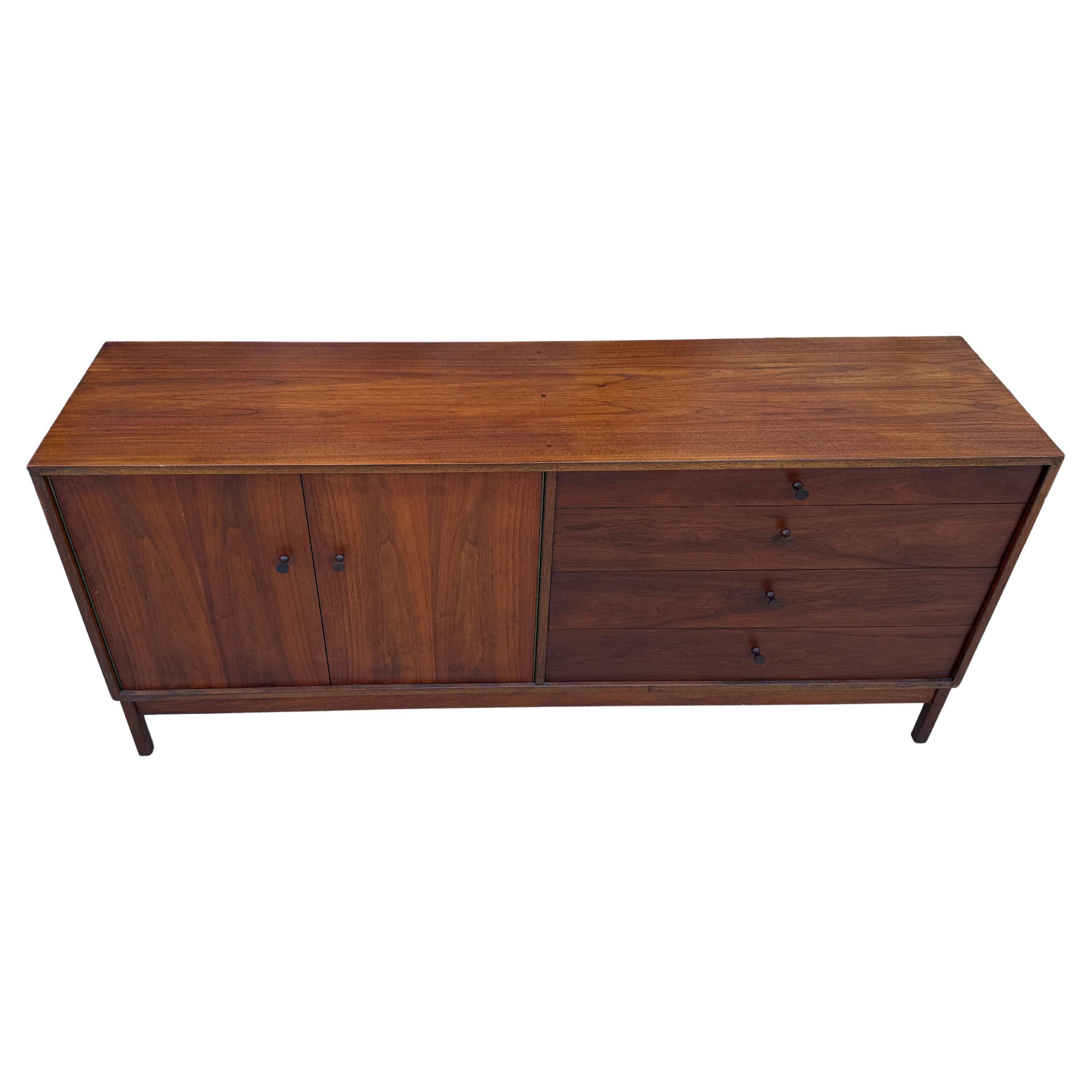 Bellissima credenza lunga in noce nero di Studio A Mid-Century Modern con maniglie in noce massiccio intagliato. Il lato destro è dotato di (4) cassetti e quello sinistro di due ante con un ripiano regolabile dietro le ante. Ottimo design e buone