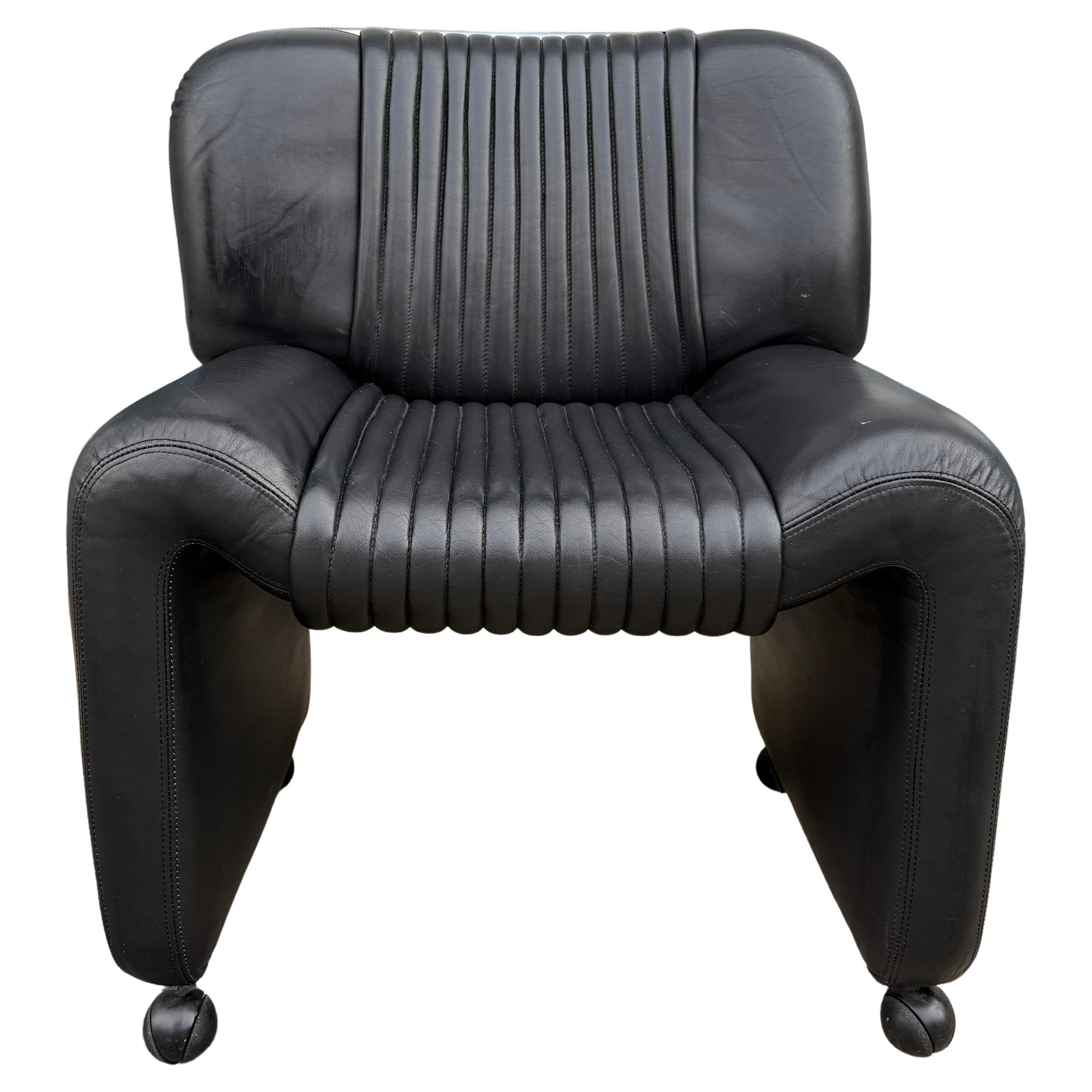 Rara sedia da ufficio post-moderna in pelle nera a coste con rotelle made in Italy in vendita