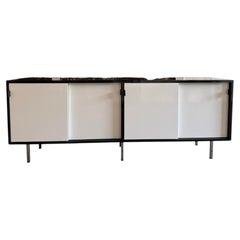 Cabinet noir et blanc crédence du milieu du siècle de Florence Knoll tirettes en cuir