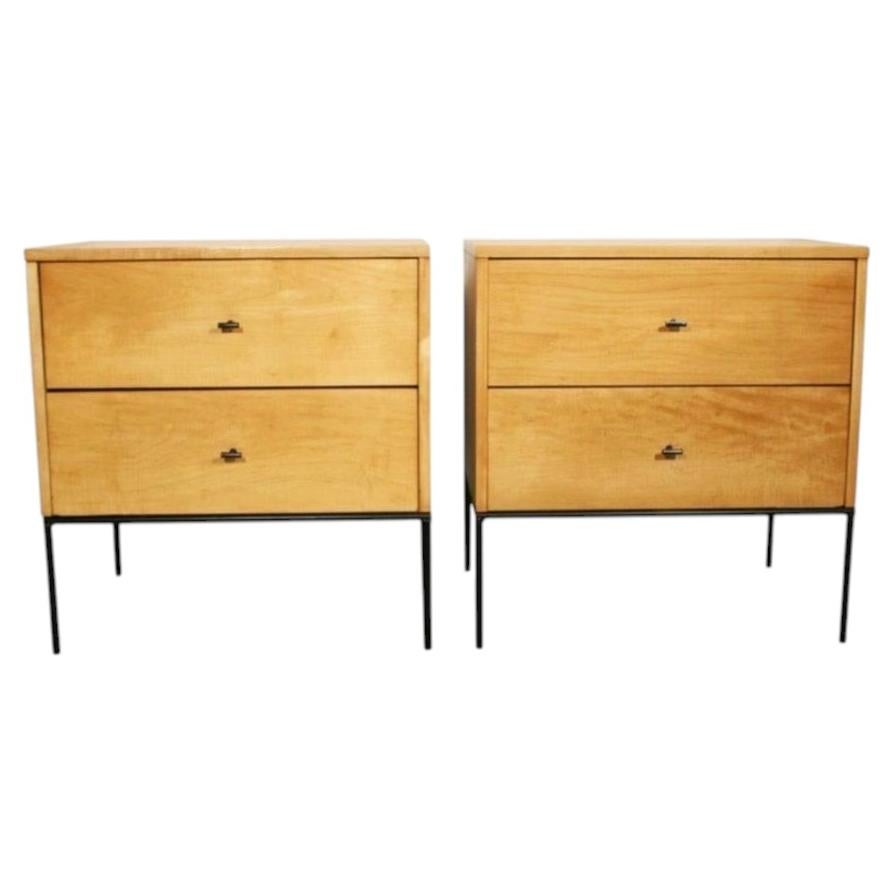 Tables de chevet Paul McCobb du milieu du siècle, 2 tiroirs, n° 1503, en érable blond, poignées en T, piètement en fer en vente