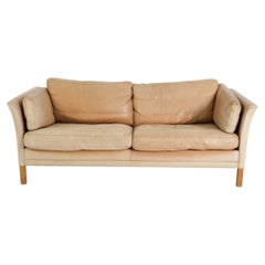 Magnifique canapé long à deux places de style « Danish Modern » du milieu du siècle, en cuir beige patiné