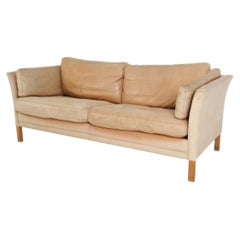 Magnifique canapé long à deux places de style « Danish Modern » du milieu du siècle, en cuir beige patiné