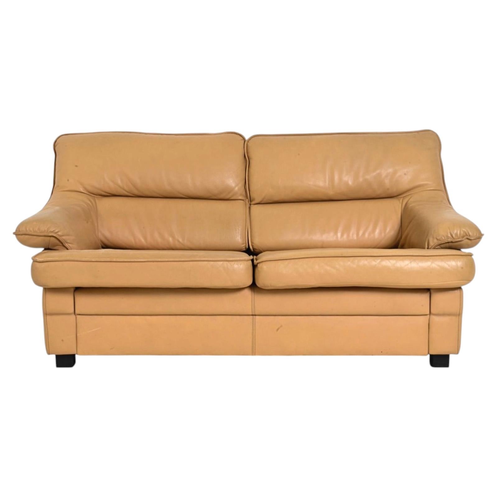 Magnifique canapé deux places de style « Danish Modern » du milieu du siècle, en cuir beige en vente