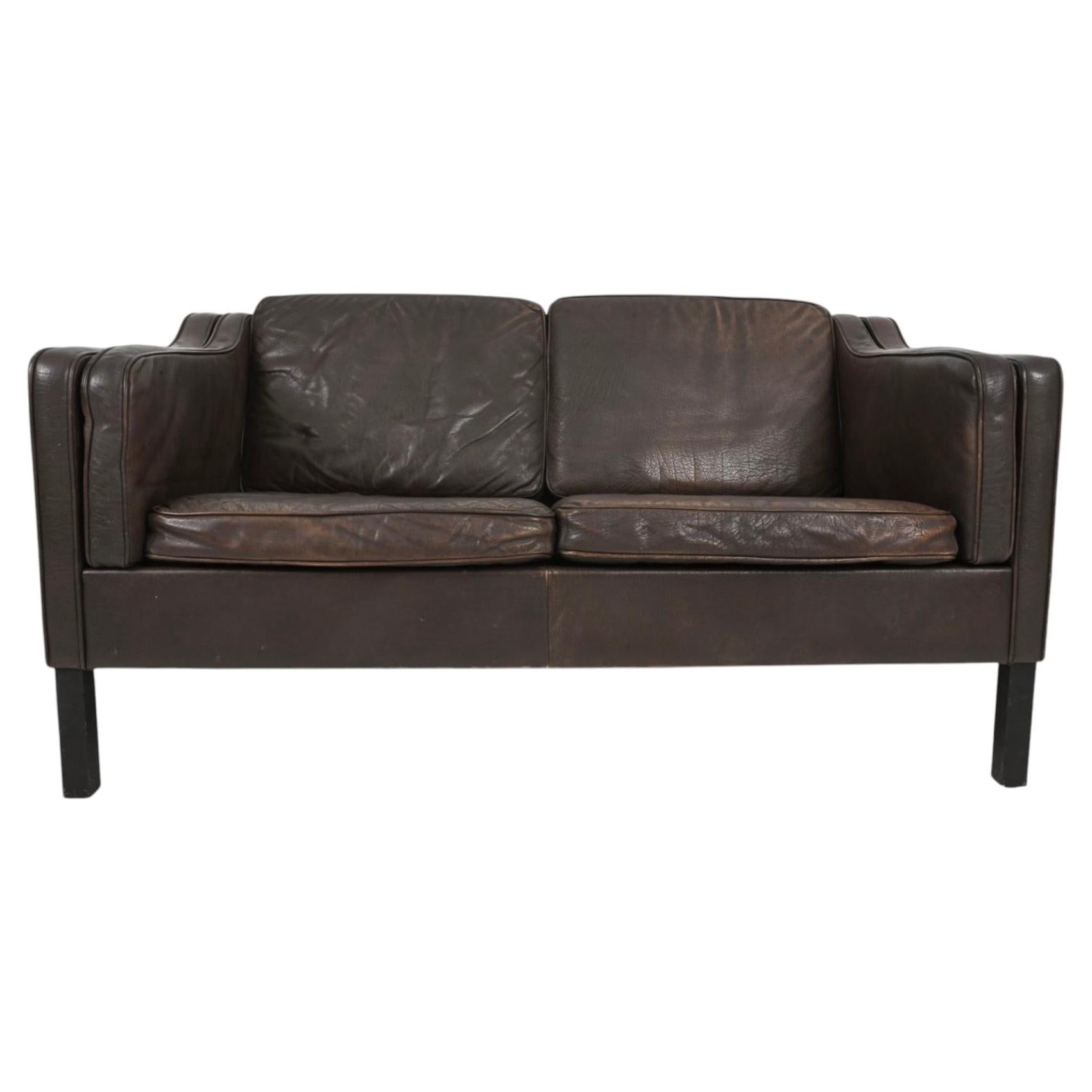 Mid Century Danish Modern Precioso Sofá loveseat de 2 plazas de cuero marrón oscuro en venta