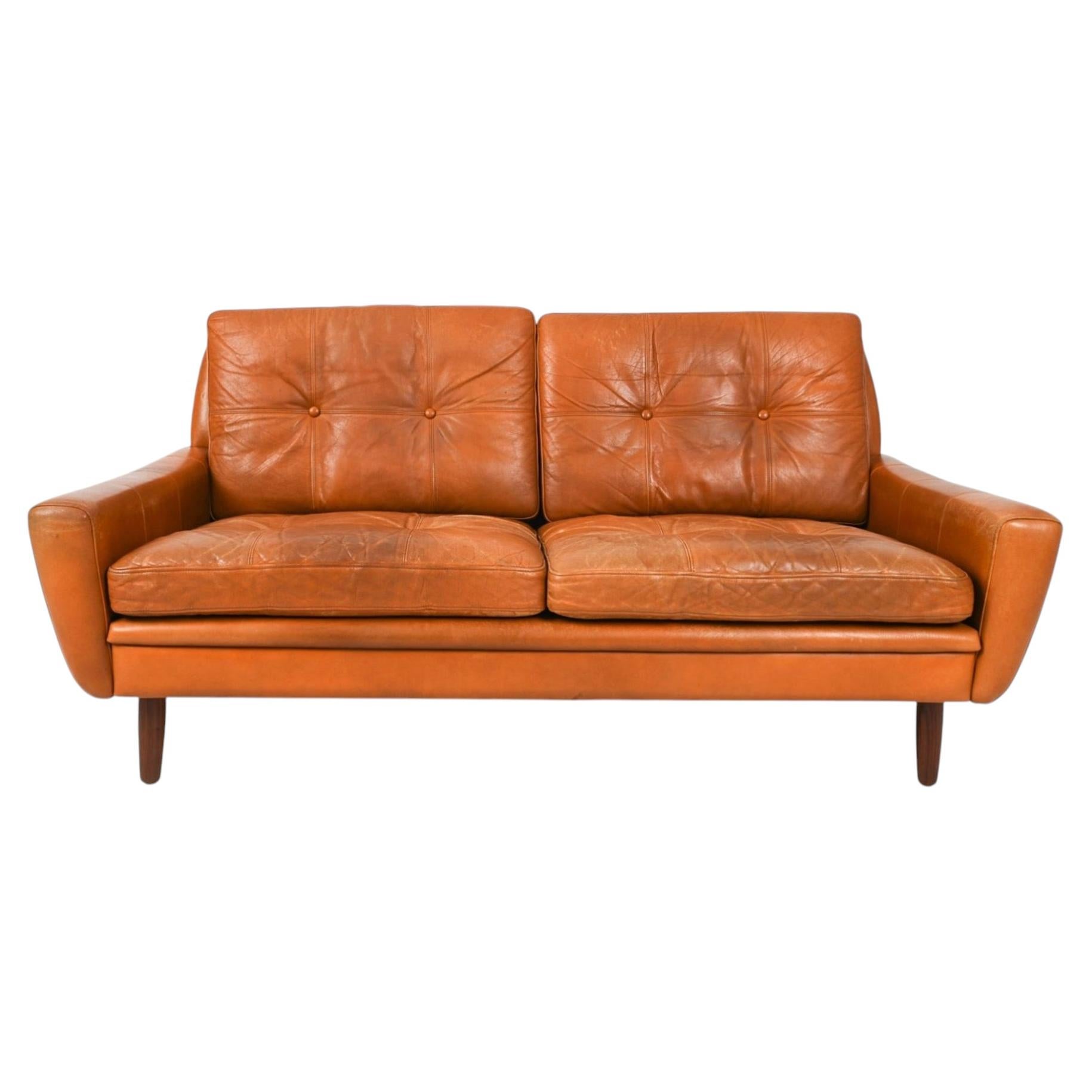 Divanetto a due posti in pelle color cognac, stile Mid-Century scandinavo e Danish Modern in vendita
