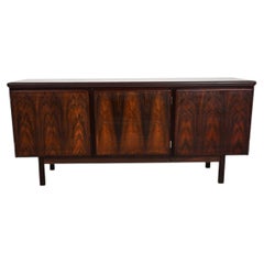 Buffet danois moderne du milieu du siècle en bois de rose, 3 portes et 2 tiroirs, très beau grain