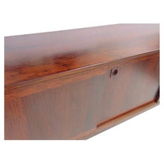Credenza danese in stile moderno di metà secolo in palissandro, con 3 ante e 2 cassetti
