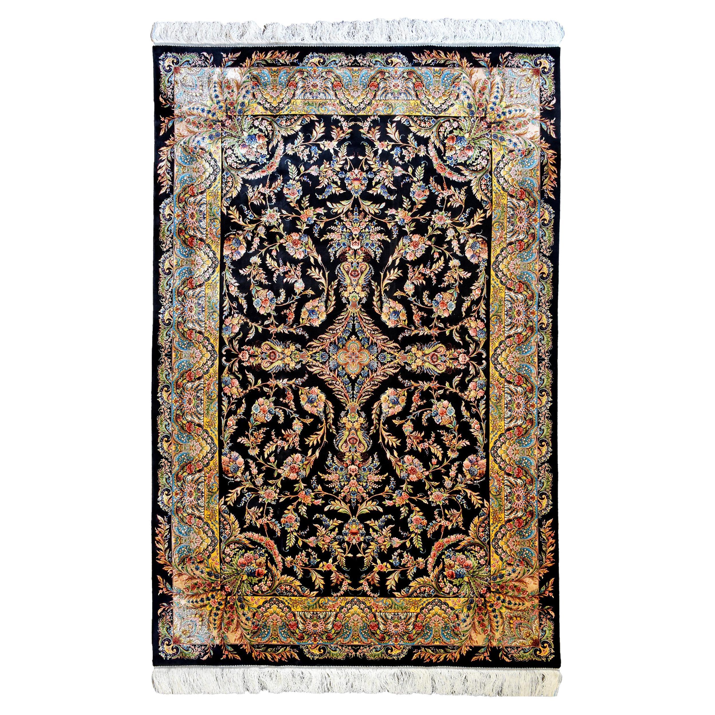 Célébration de l'art persan, ce tapis de soie exquis de Persian Signature rayonne d'élégance par sa composition détaillée et sa palette radieuse. Mesurant 150 × 225 cm (5 × 7'5