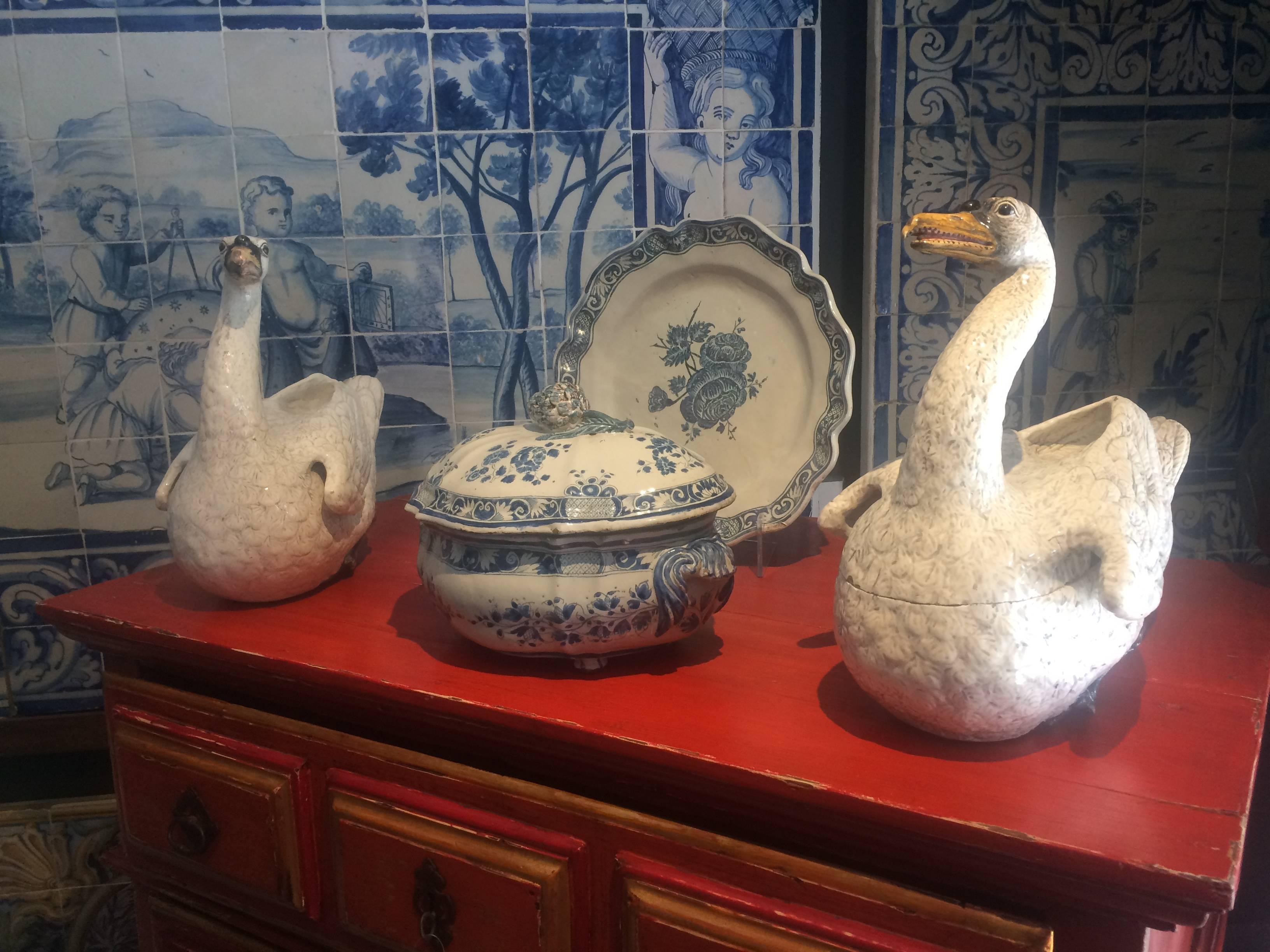 19th Century Pair of Faience Swans In Good Condition For Sale In Lisbon, PT