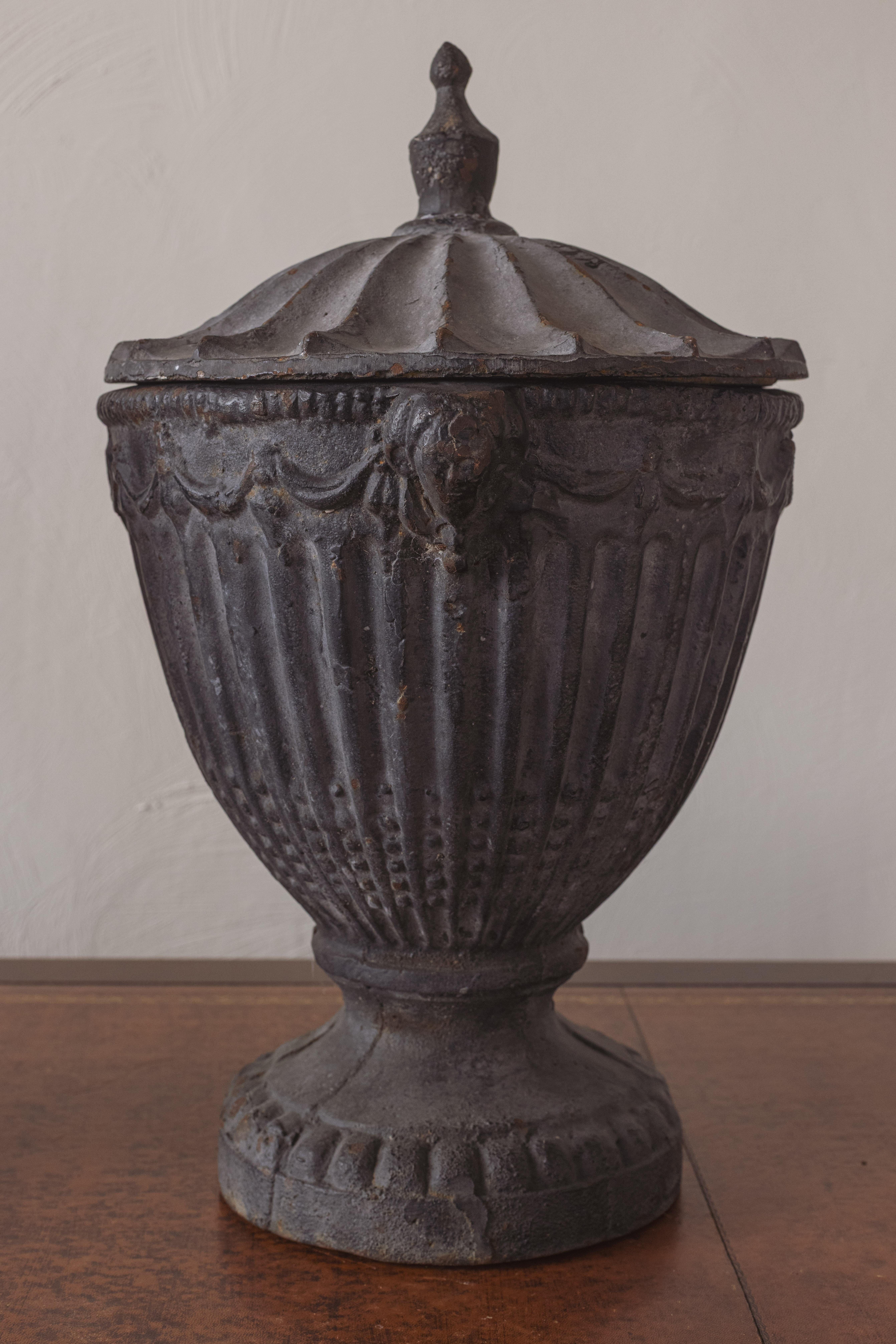 A Pair of Cast Iron Urns In Good Condition For Sale In Shipston-On-Stour, GB