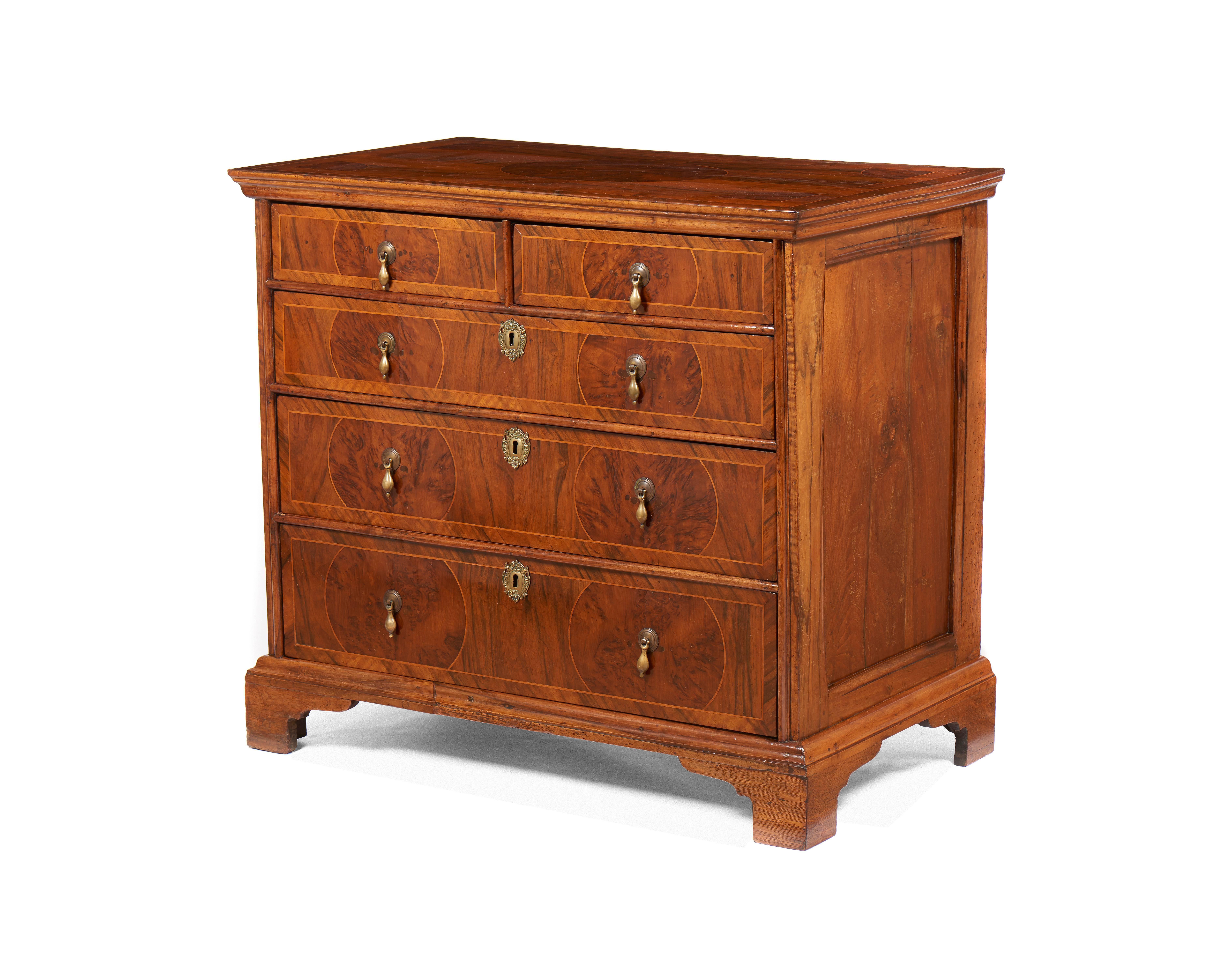 Queen Anne Chest of Drawers, Walnut and Yew English from 18th Century In Good Condition For Sale In Lisbon, PT