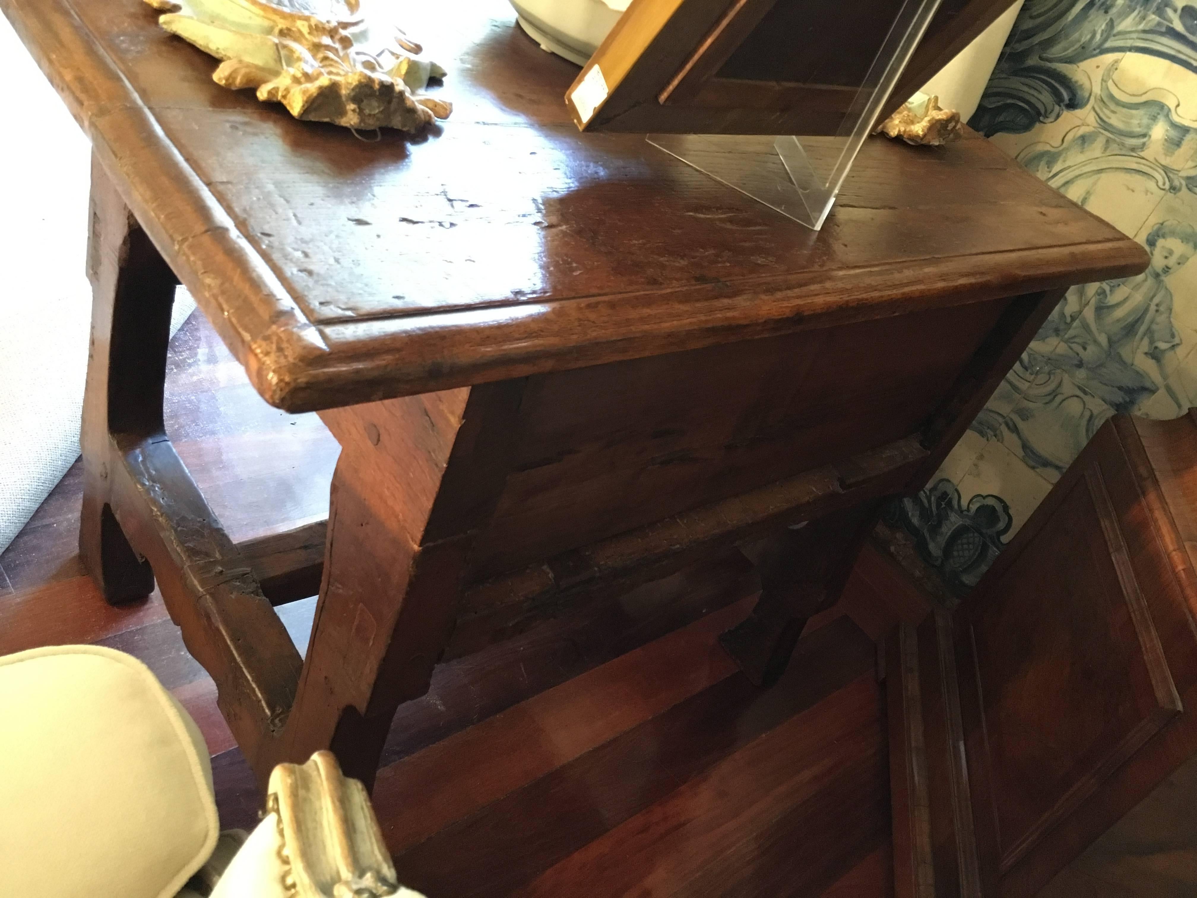 17th Century Oak Carved Portuguese Side Table In Good Condition For Sale In Lisbon, PT