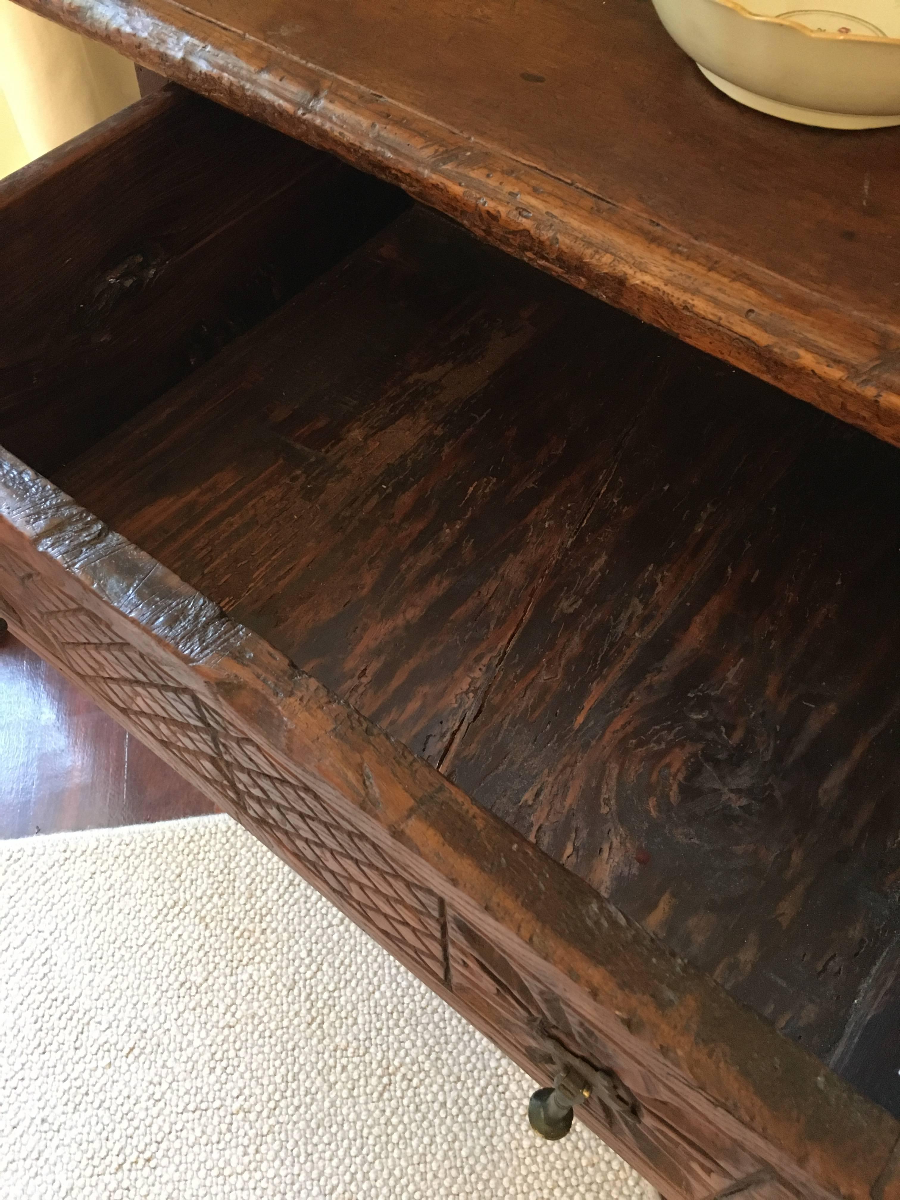 17th Century Oak Carved Portuguese Side Table For Sale 1