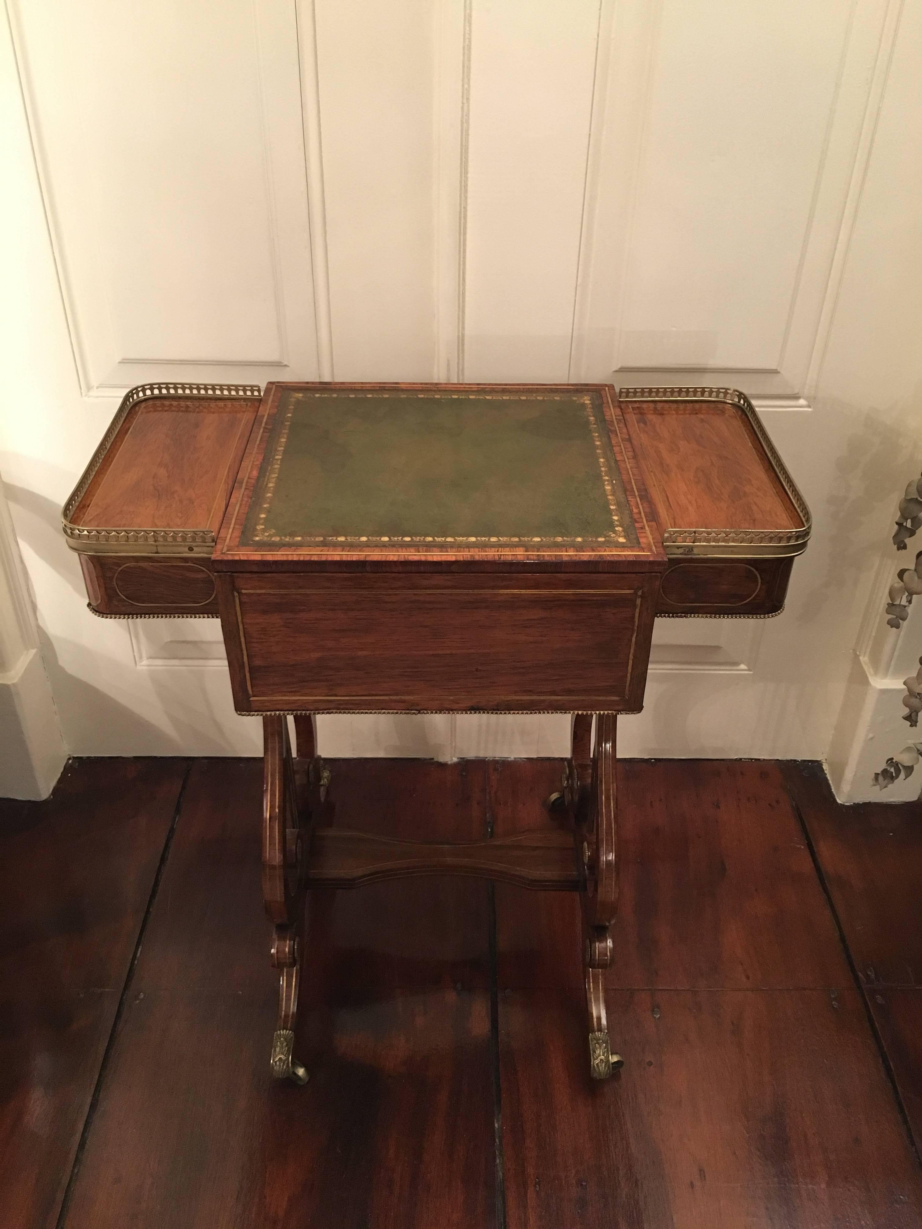 Regency Brass-Mounted and Inlaid Rosewood Writing and Games Table In Good Condition For Sale In Lisbon, PT