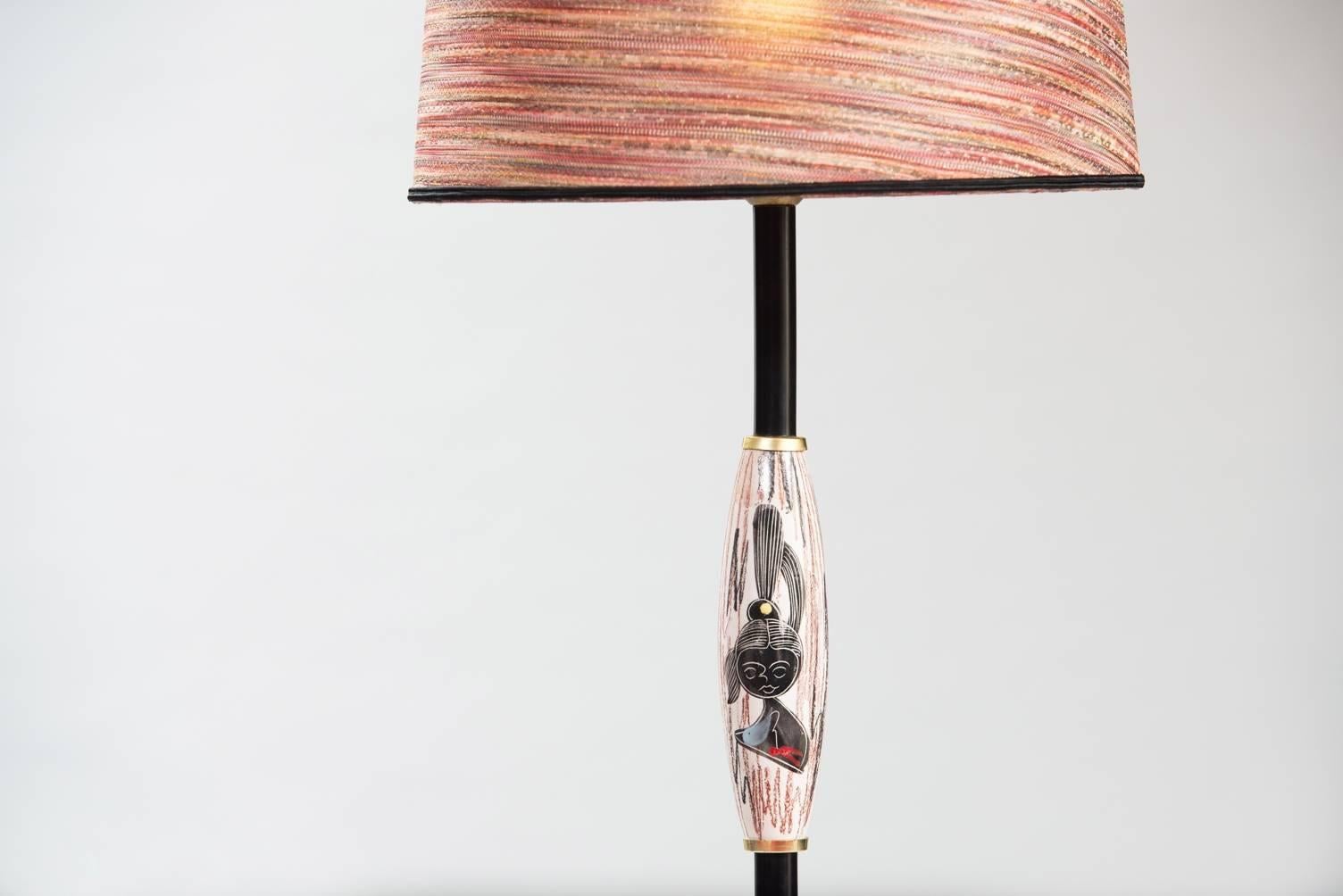 Floor lamp with painted ceramics, brass and black painted metal, new fabric shade.
Measures: H 172 cm, D 45 cm (shade).