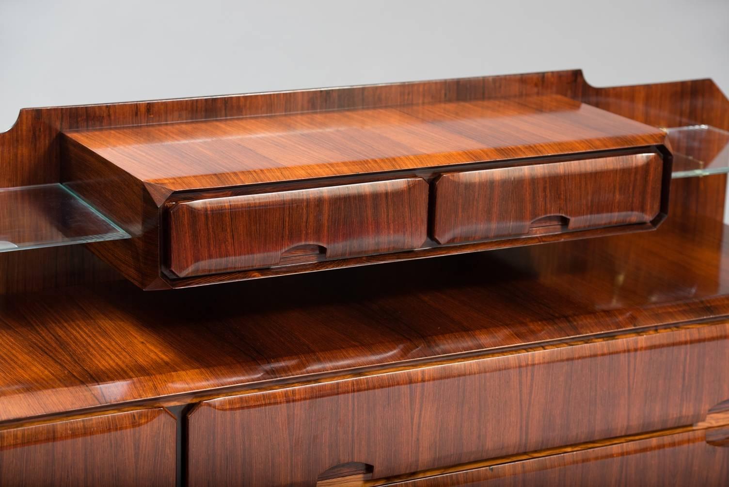 Long Italian rosewood and glass Chest In Excellent Condition In Porto, PT
