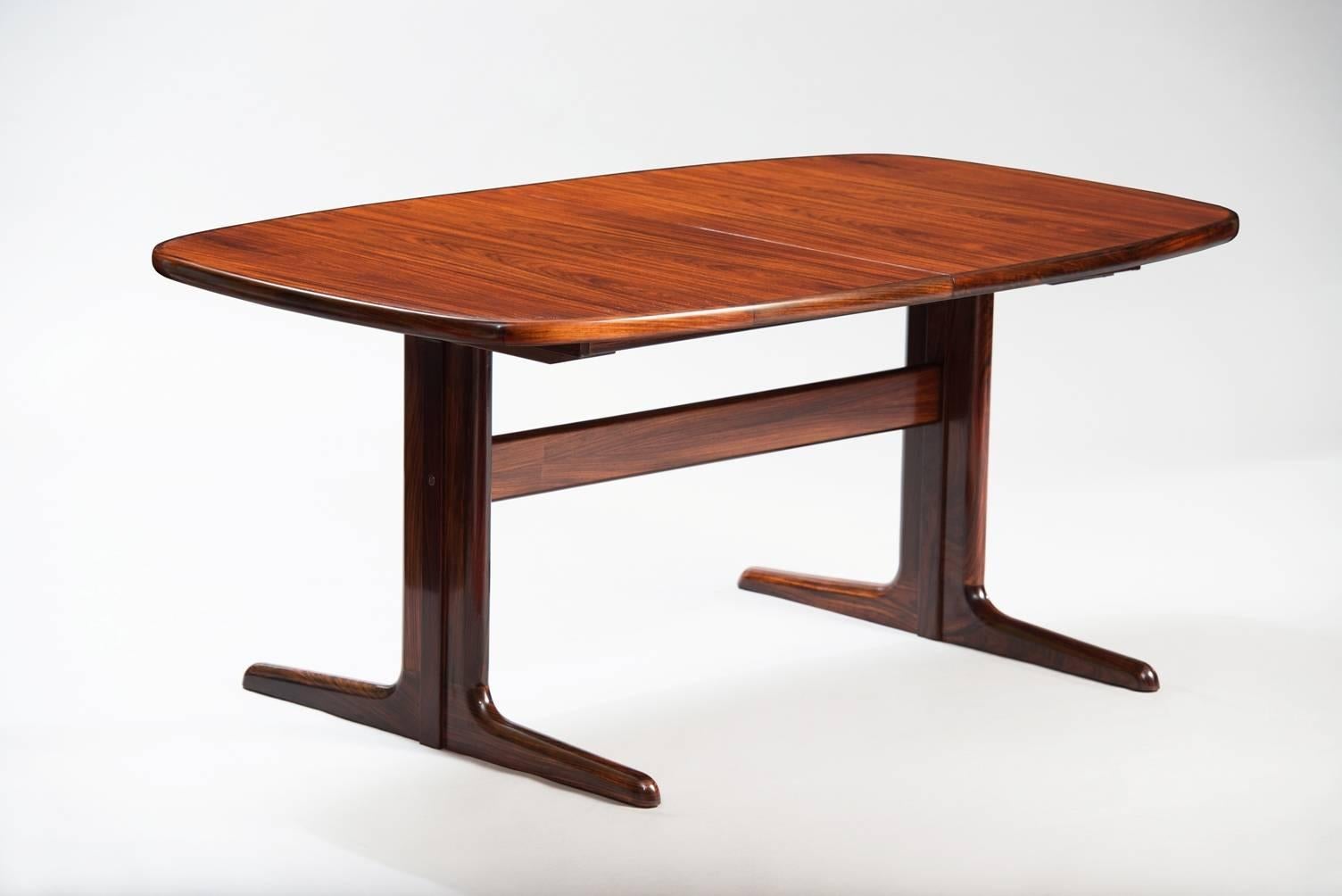 Rosewood extendible dining table.
Measures: W. 165 265 cm, D. 100 cm, H. 71 cm.