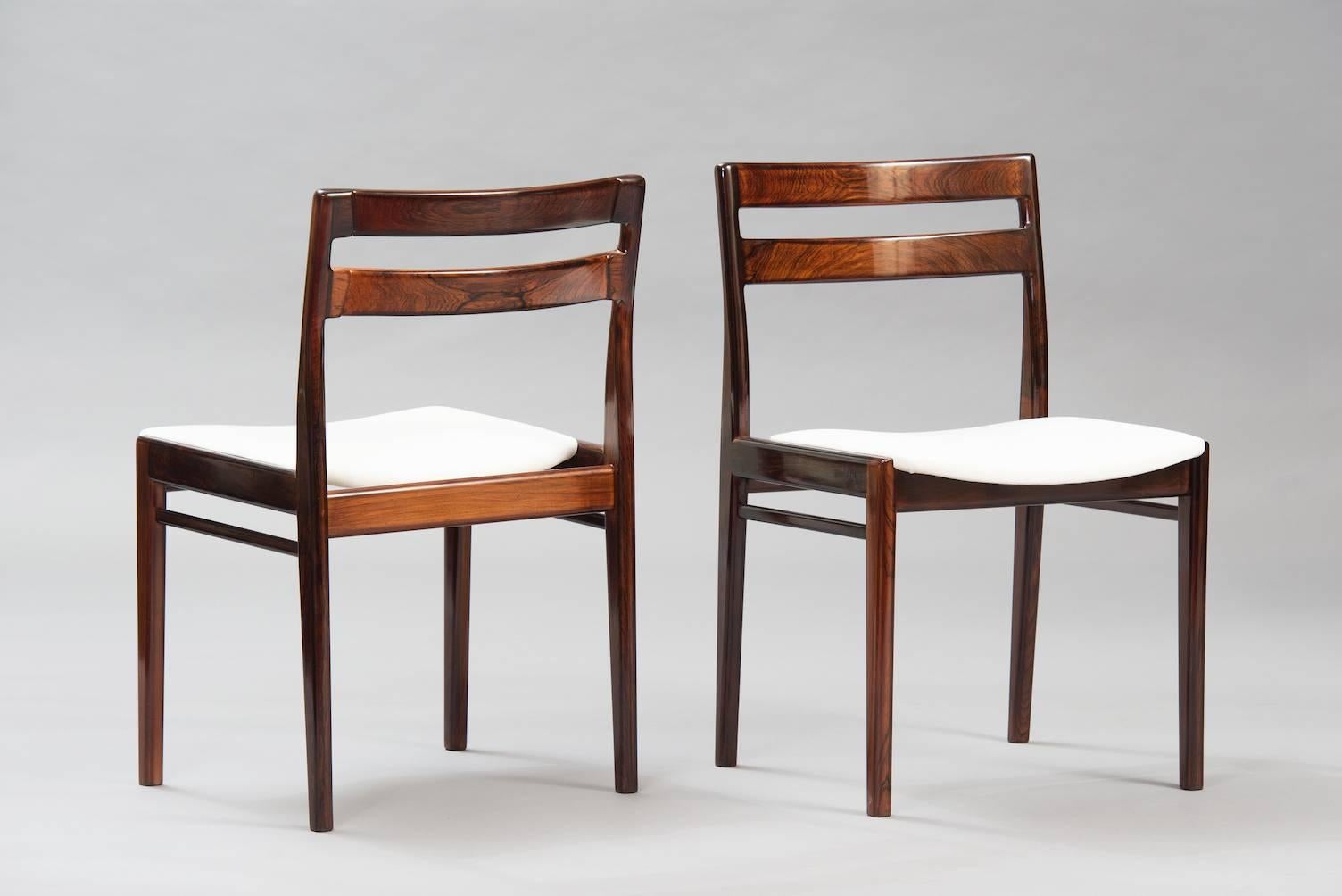 Set of four rosewood dining chairs, re-upholstered in ivory velvet.
Producer: Brande Mobelindustri.