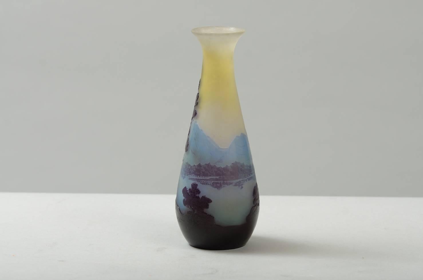 Vase en verre, ce vase représente un paysage de la région des Vosges en France.