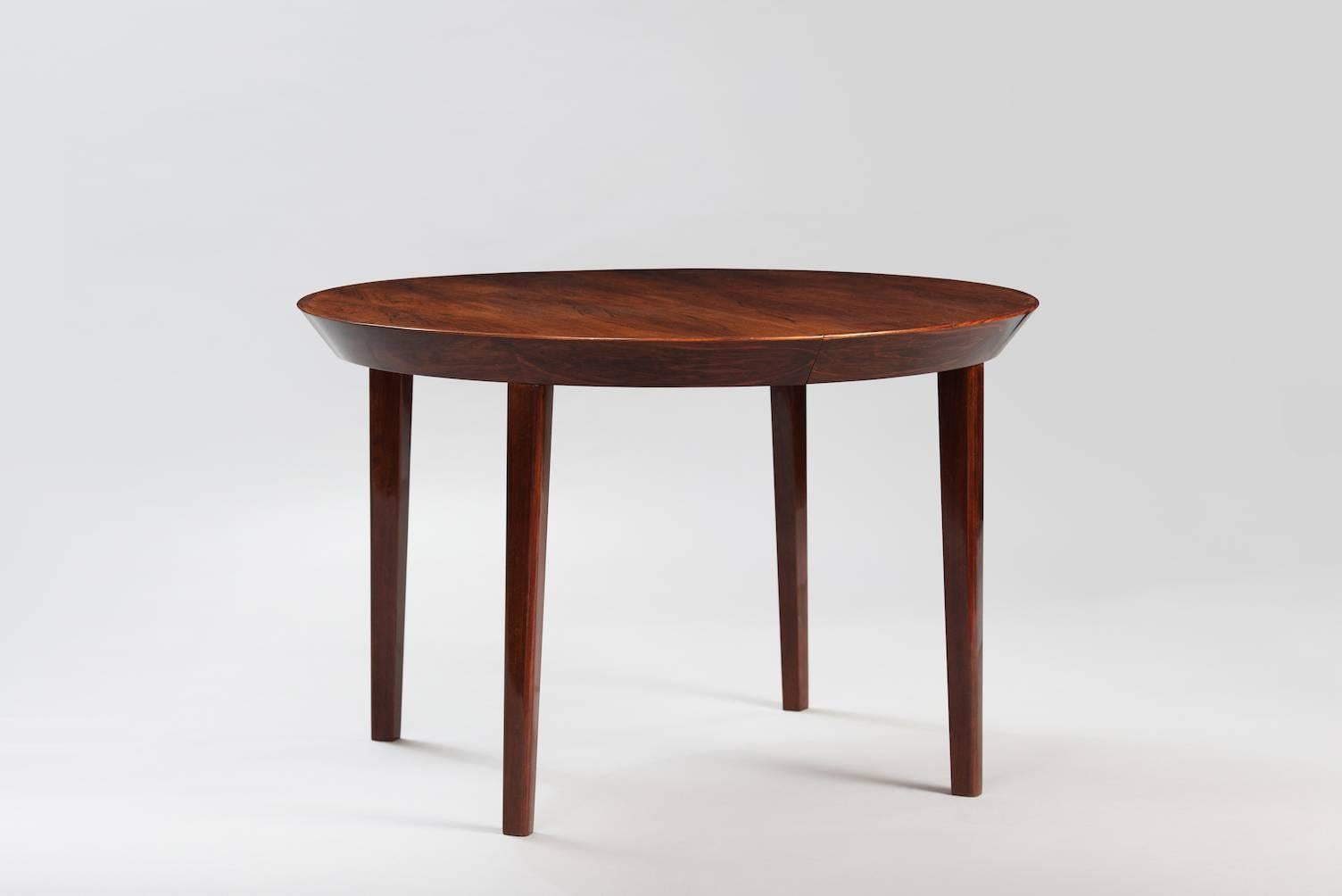 Rosewood extendible dining table.
Producer: Gudme Møbelfabrik