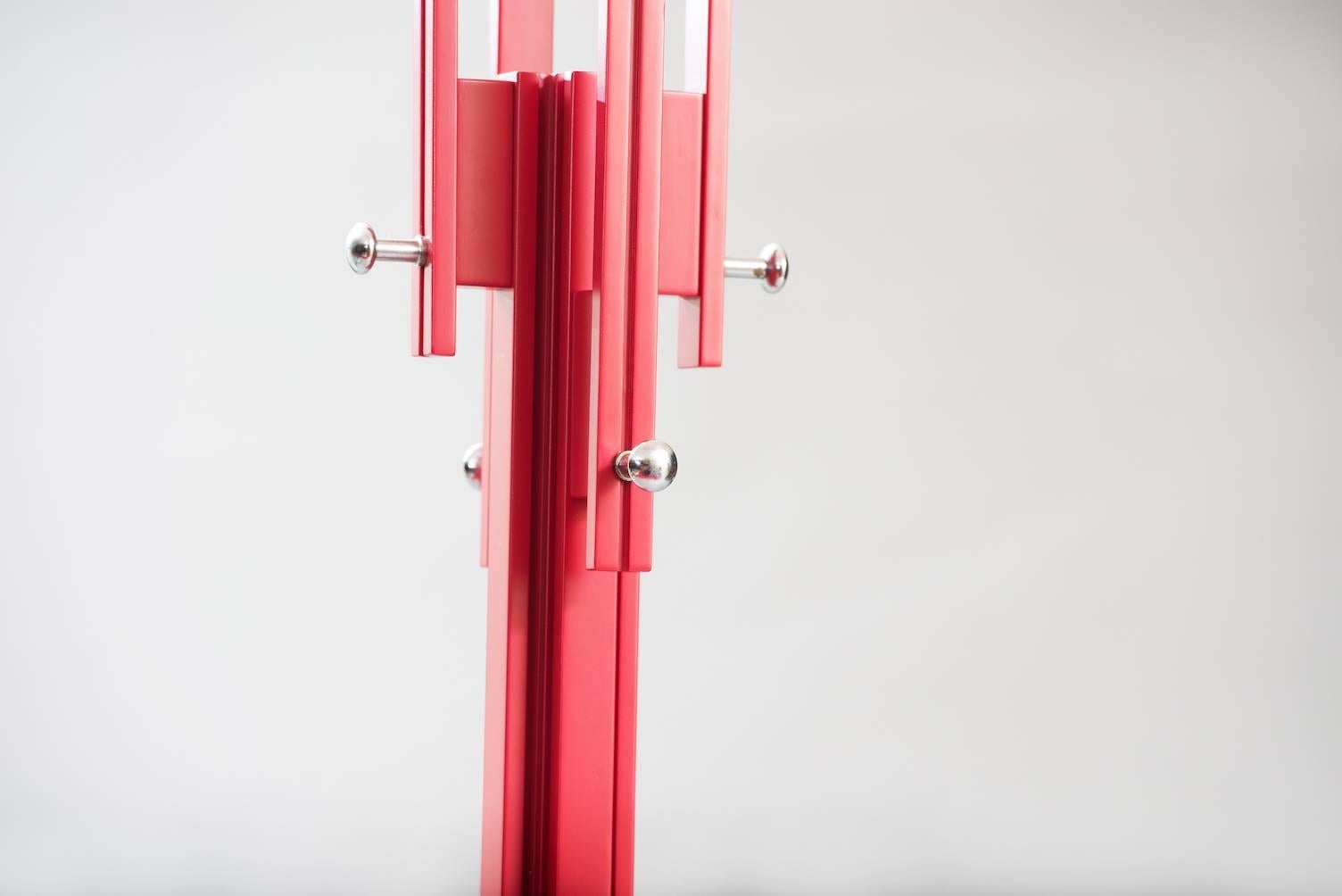Red lacquered wood and chrome coat rack.
Measures: H. 183 cm, 34 x 34 cm (base)
Producer: Fiarm.